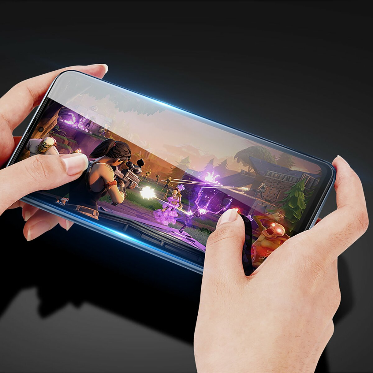 Eine Person, die ein Telefon hält, das ein Spiel mit Grafiken spielt. Der Bildschirm zeigt ein Spiel mit Charakteren und Action.