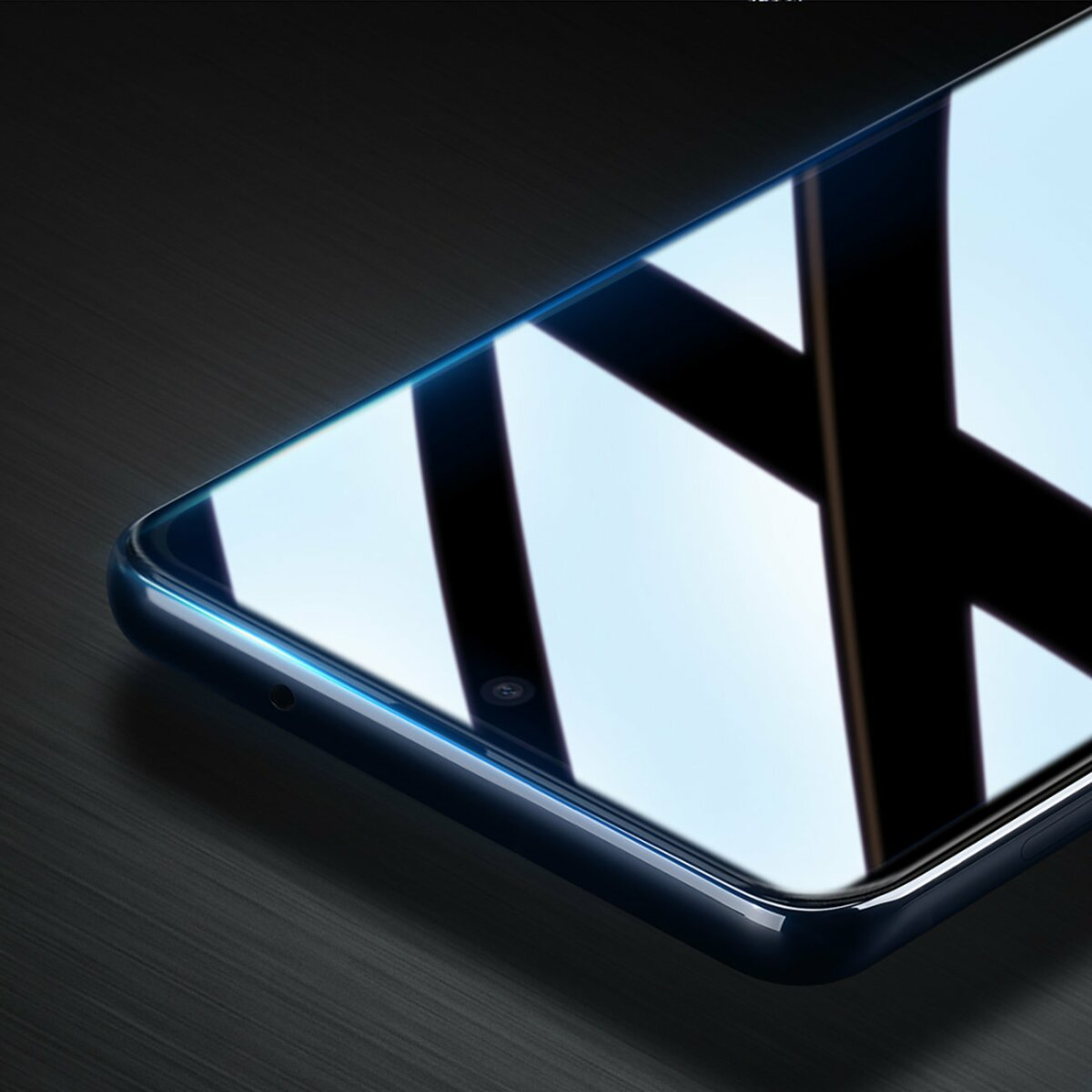 Der Bildschirm eines Smartphones mit blauem Rand. Der Bildschirm reflektiert Licht und zeigt eine helle Anzeige.