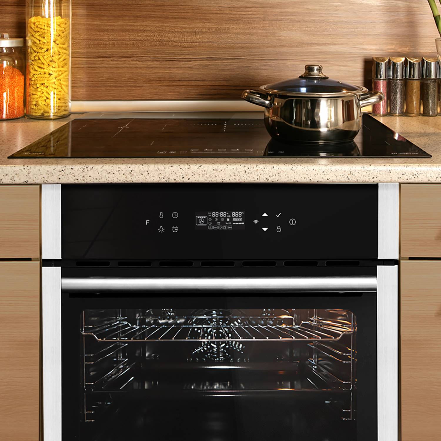Moderner schwarzer Ofen mit Digitalanzeige, eingebaut in einen Holzschrank mit schwarzem Kochfeld.