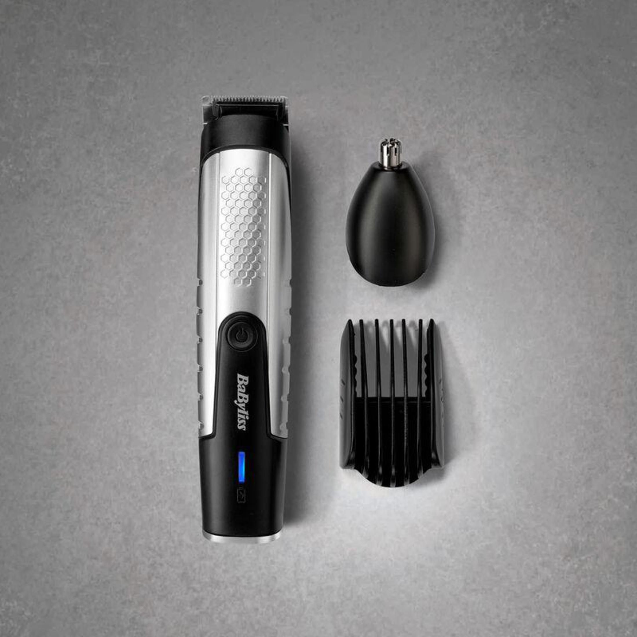 Un kit de aseo para hombres BaByliss plateado y negro. Incluye recortadora, recortador nasal y peine accesorio.