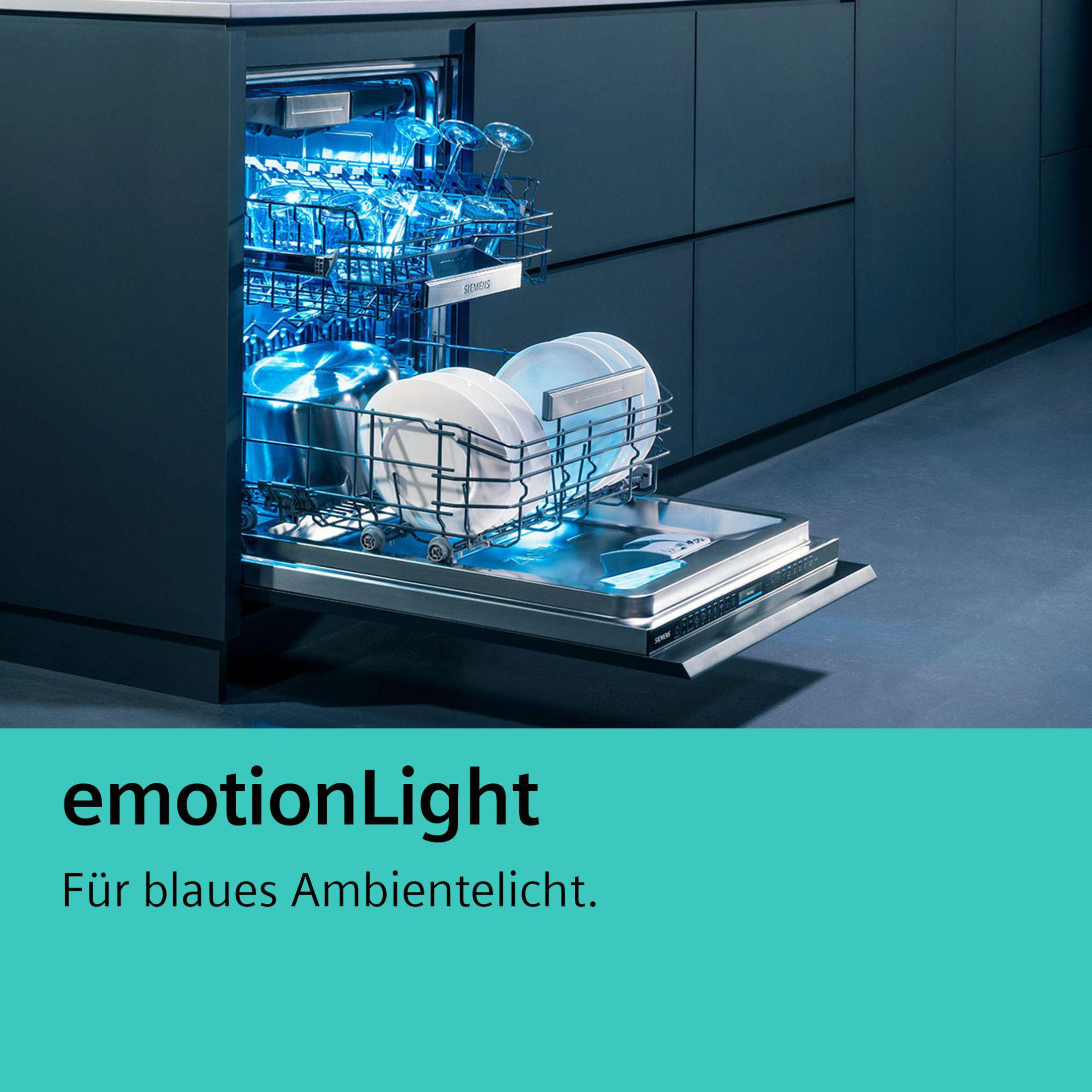 Zmywarka z otwartymi drzwiami, wypełniona szklankami i naczyniami, oświetlona niebieskim światłem.