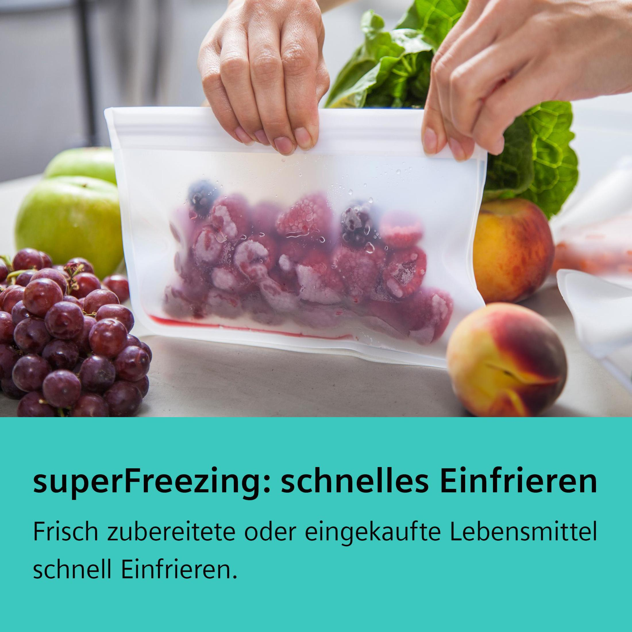 Hände halten eine klare Tüte mit gefrorenen Beeren, Obst drumherum. Text: super freezing.