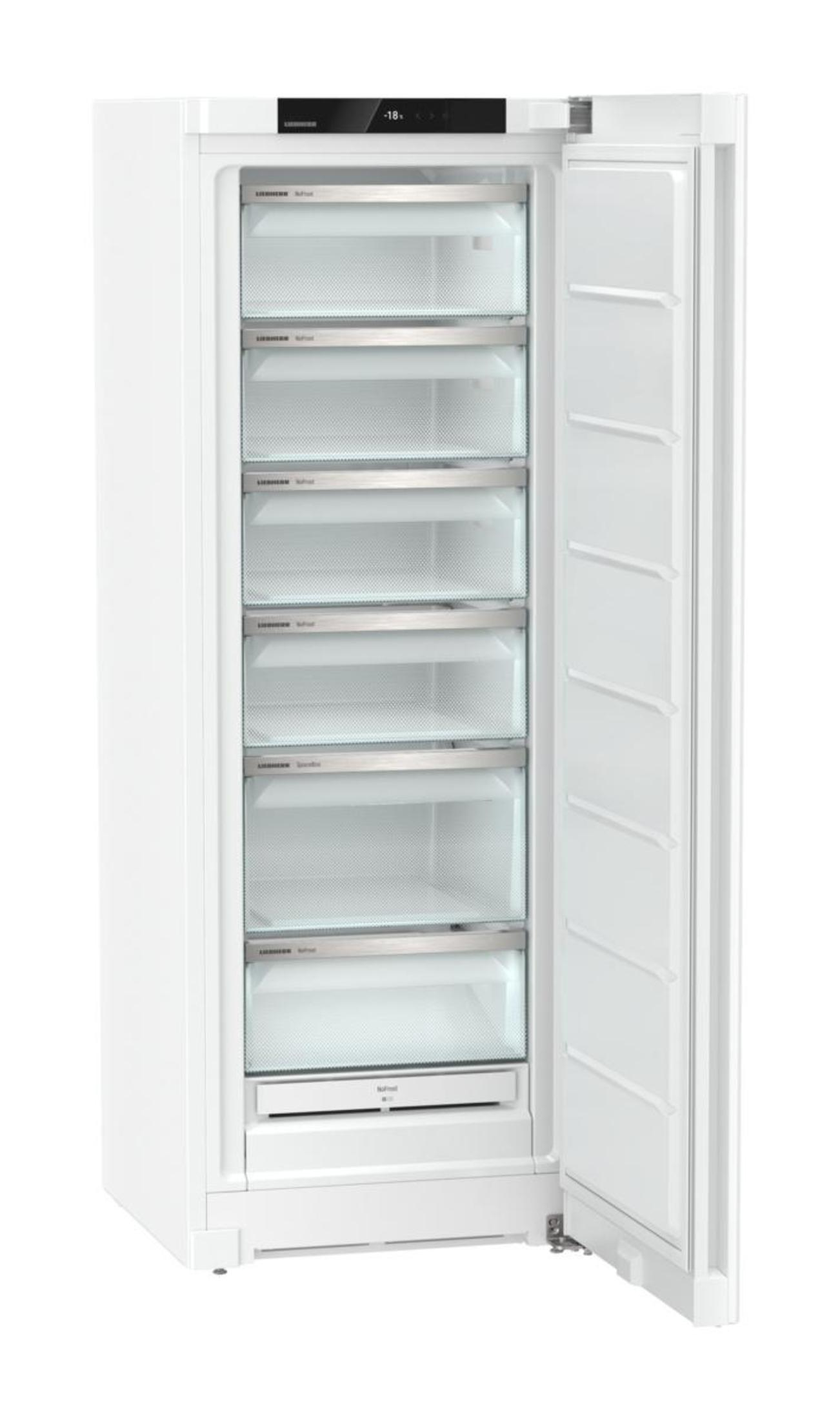 Weißer Kühlschrank mit offener Tür, zeigt Glasböden und Schubladen. Weißes Innenleben.