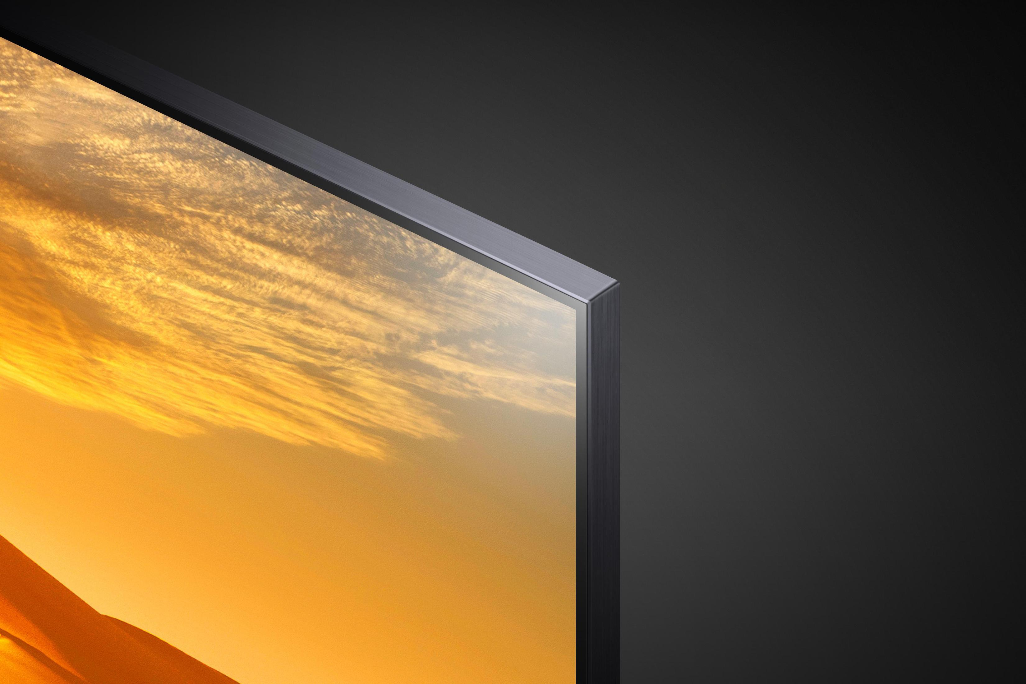 Zbliżenie rogu telewizora z widokiem zachodu słońca na ekranie.