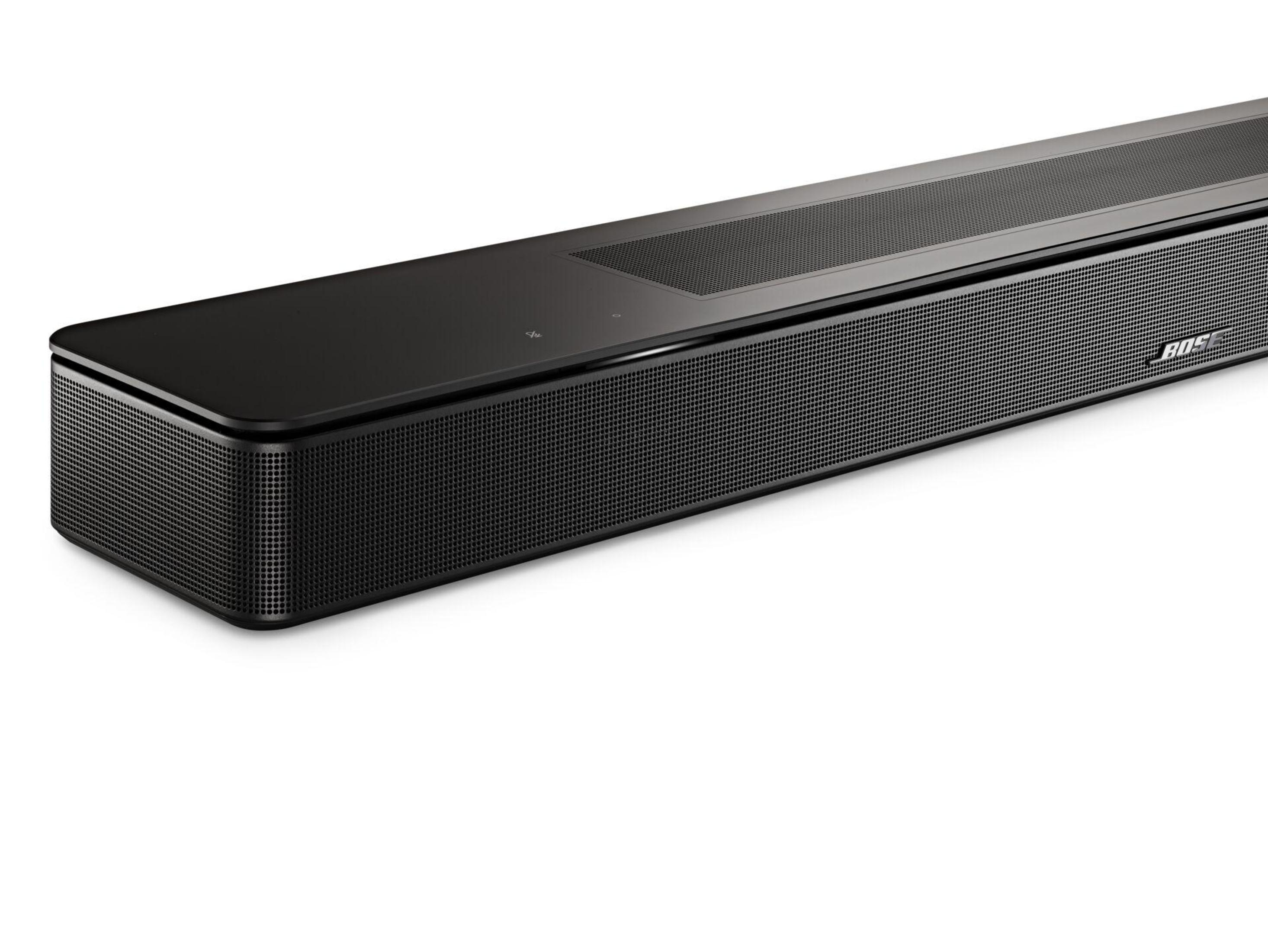 Una barra de sonido negra sobre una superficie blanca. La barra de sonido es larga y rectangular con el logo de Bose.