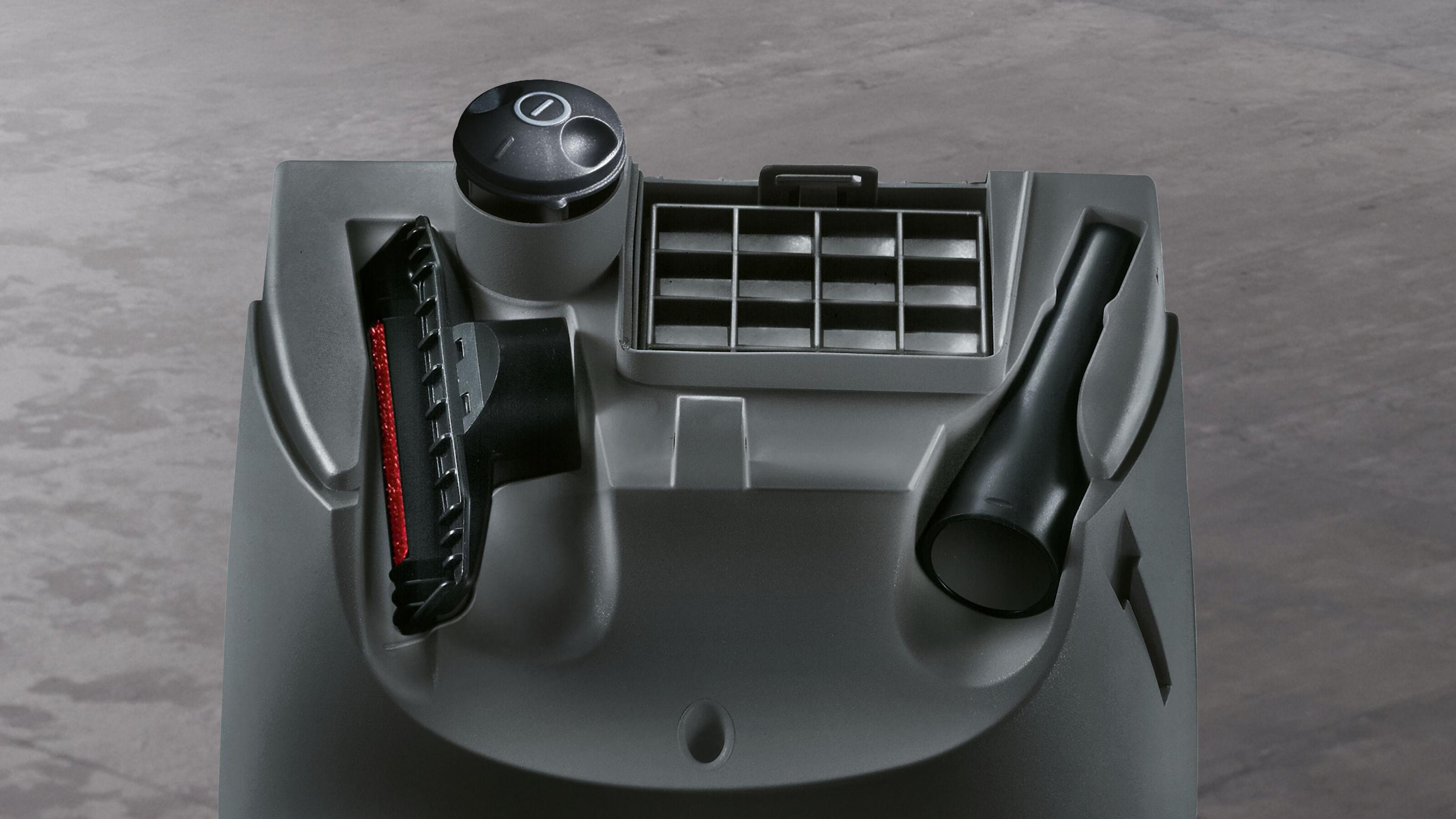 Szare części odkurzacza: szczotka, dysza, filtr i pokrętło na szarej podstawie są widoczne.