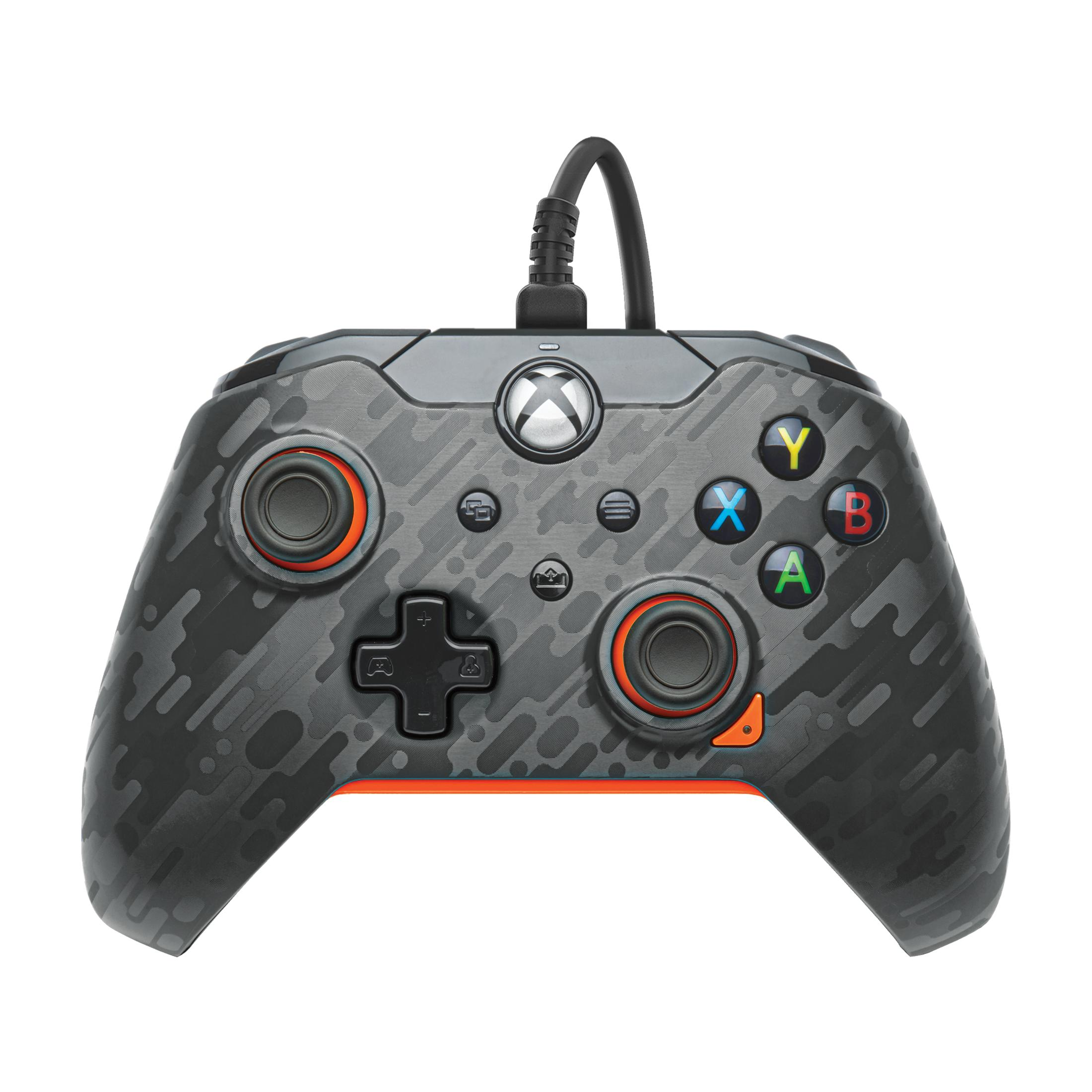 Un controlador Xbox con patrón negro y gris con botones etiquetados A, B, X, Y y almohadilla direccional se muestra.