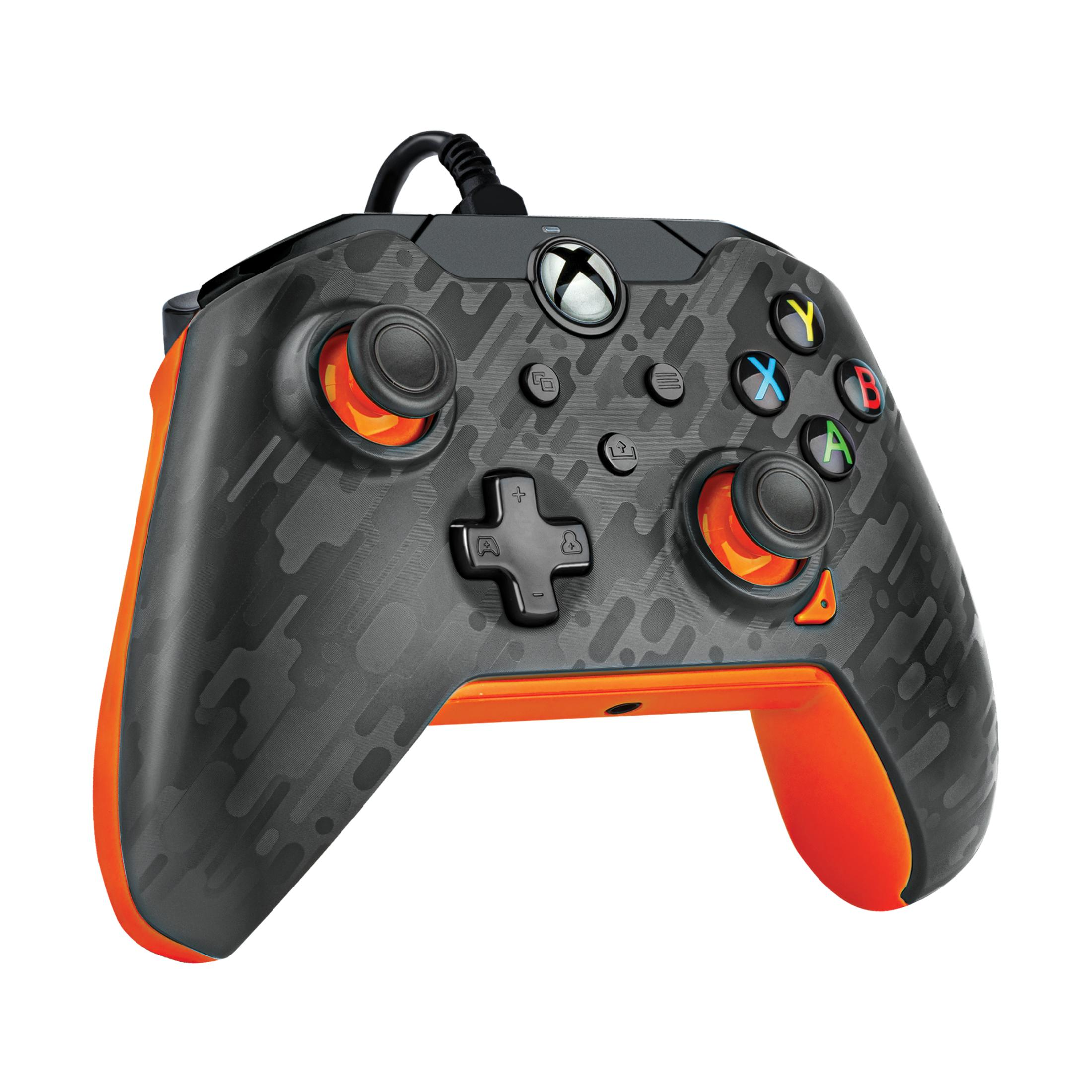 Mando de Xbox, negro con detalles en naranja, patrón de camuflaje y botones de colores.