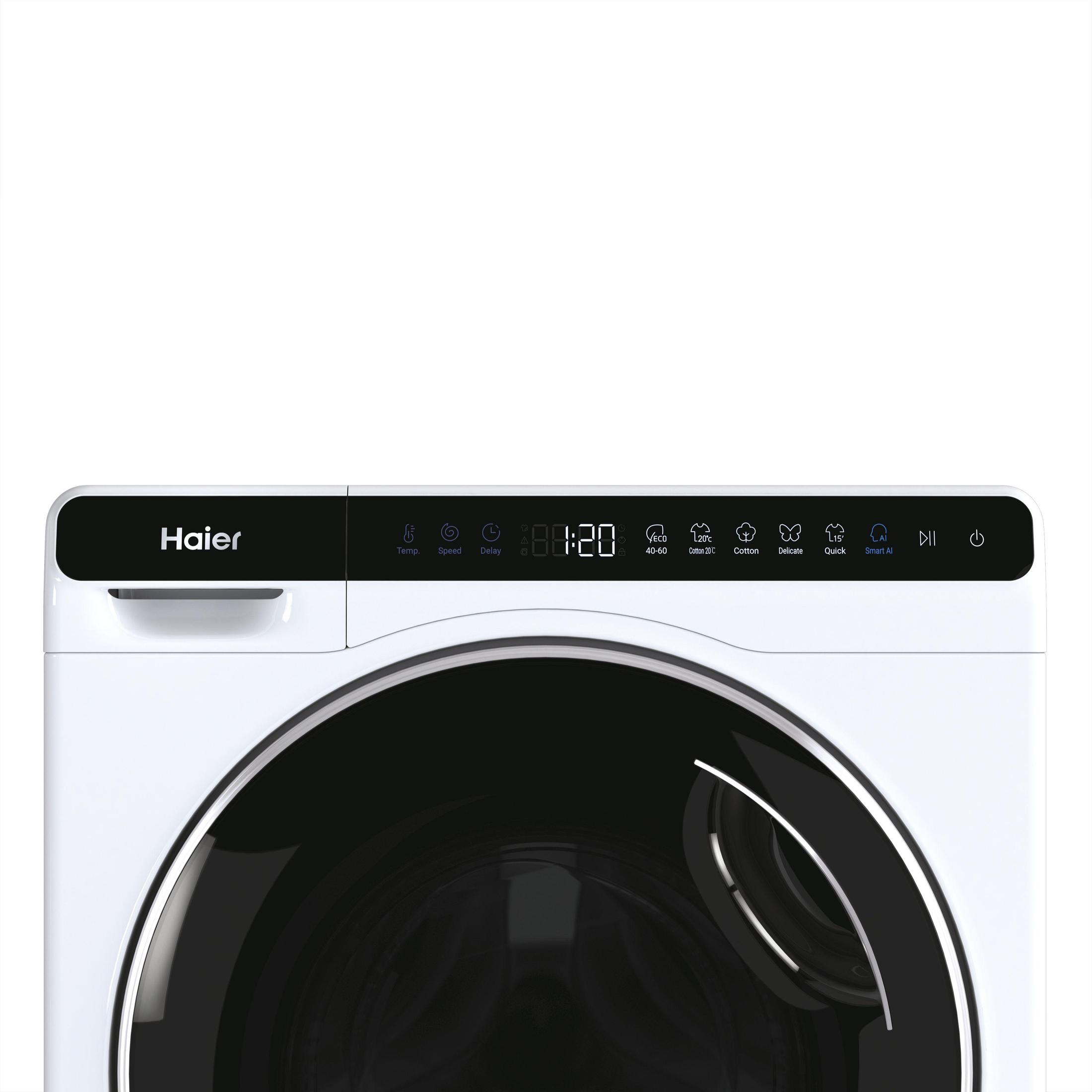 Lavatrice Haier bianca con porta nera e pannello di controllo in alto.