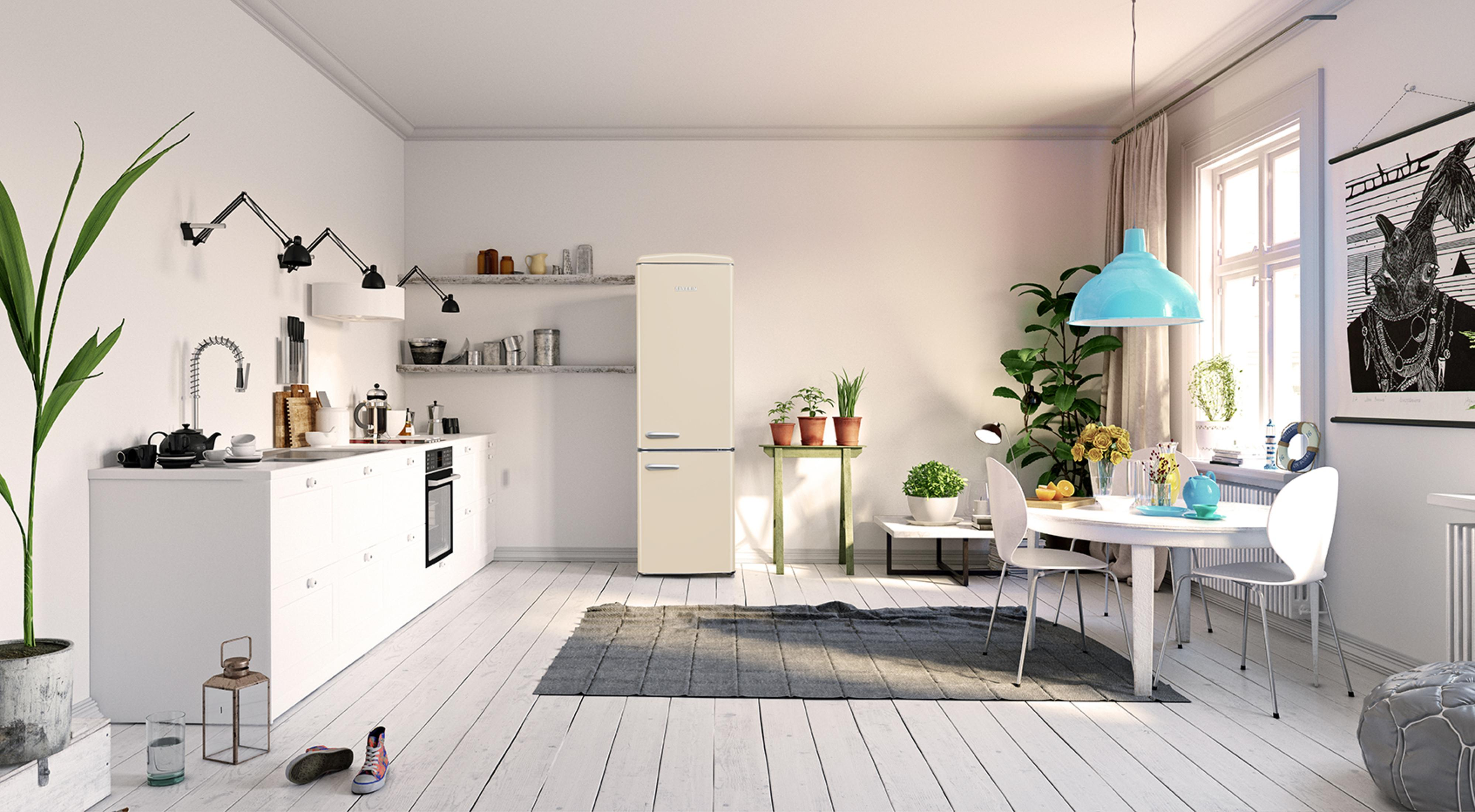 Cucina luminosa con mobili bianchi, frigorifero e tavolo da pranzo con lampada turchese.