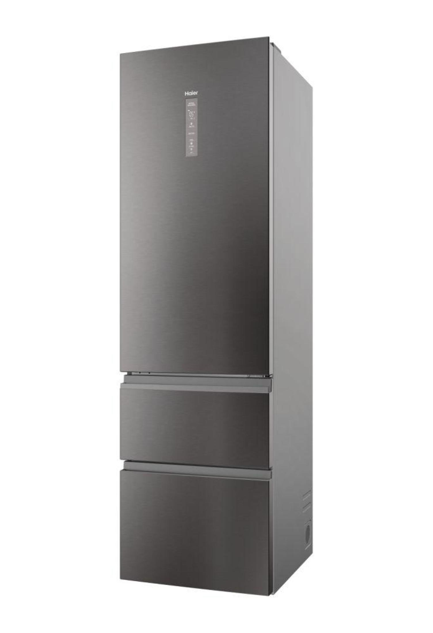 Refrigerador gris con dos cajones. Tiene una puerta con pantalla digital y la marca Haier.