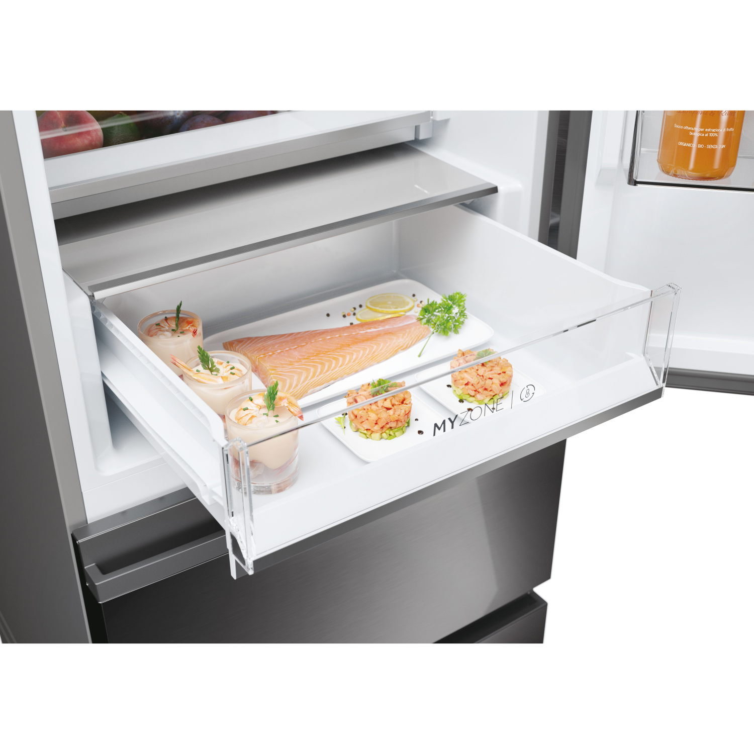 Cajón de refrigerador con comida: cócteles de camarones, salmón y tartar, en cocina moderna.