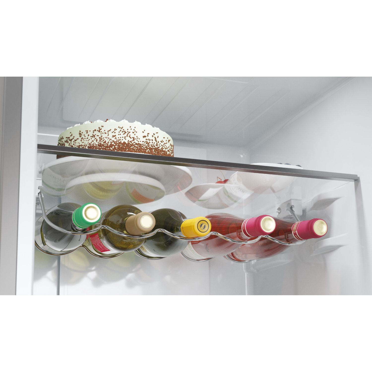Interior de refrigerador con botellas de vino y pastel en un estante, puerta transparente.