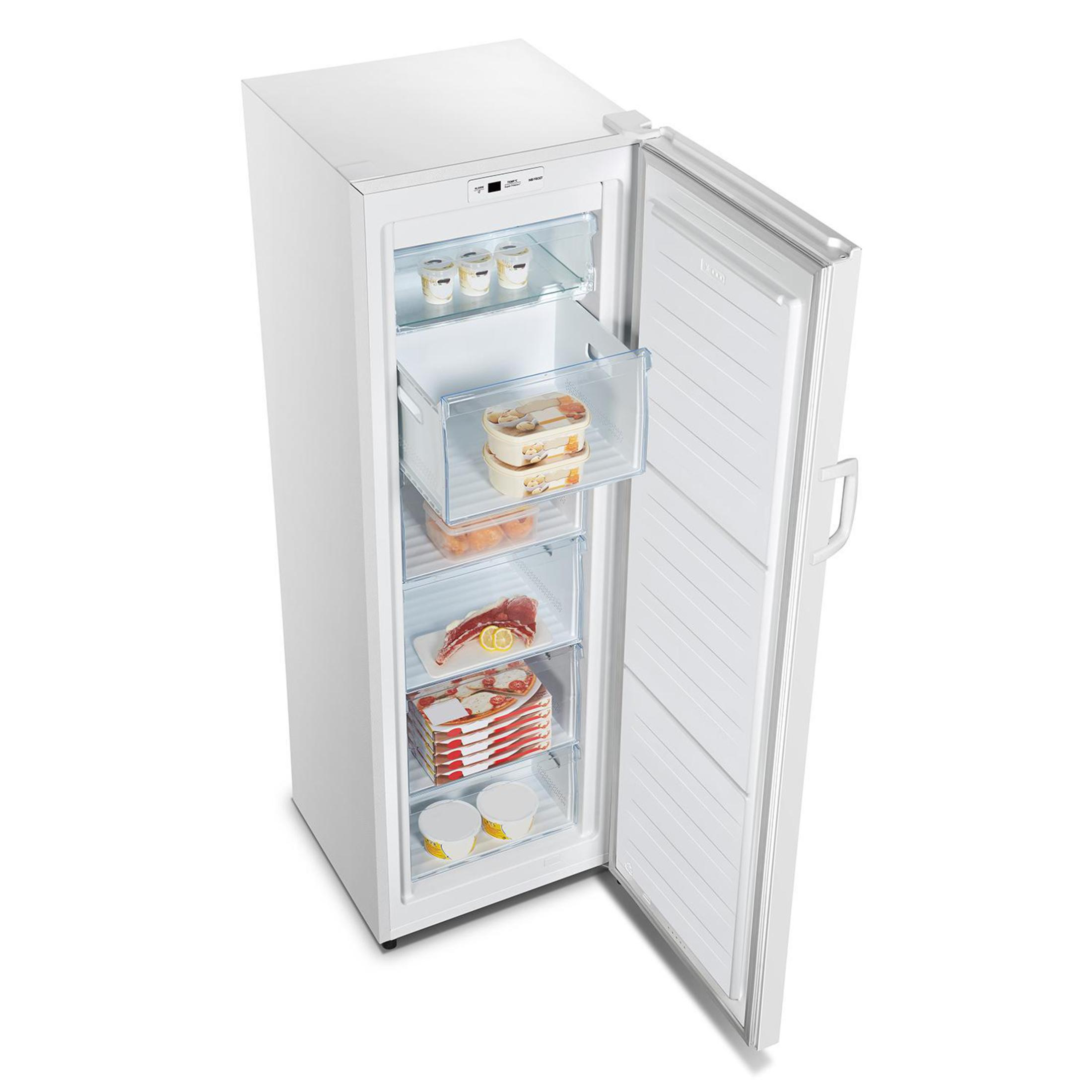 Ein weißer Kühlschrank mit offener Tür. Im Inneren befinden sich Regale mit Lebensmitteln.