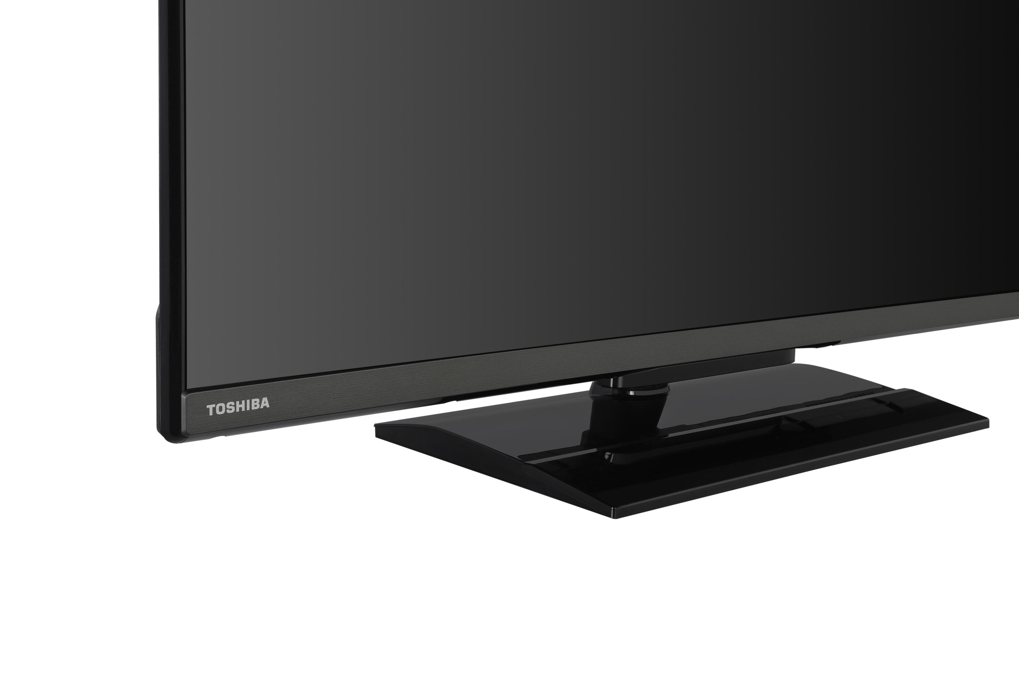 Zbliżenie czarnego telewizora Toshiba. Ekran jest wyłączony. Podstawa jest czarna, a logo widoczne.