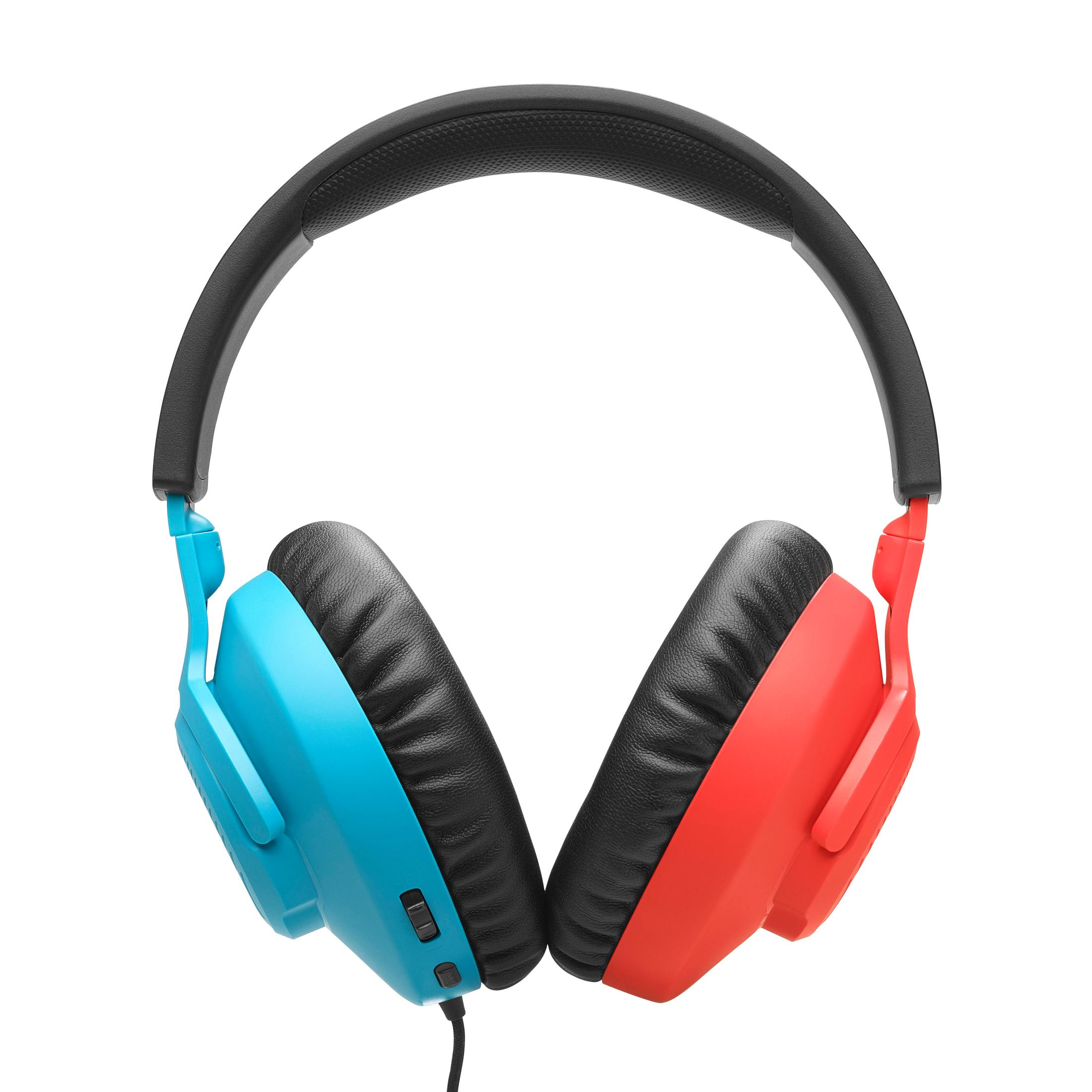 Słuchawki nauszne, niebieskie i czerwone nauszniki, czarny pałąk, białe tło.