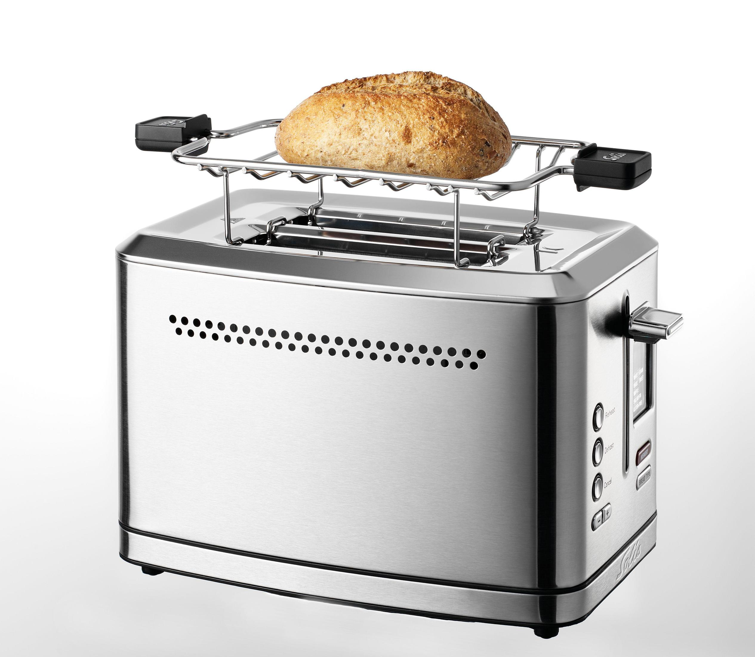 Silberner Toaster mit einem Brotlaib auf dem Warmhalterost. Weißer Hintergrund.