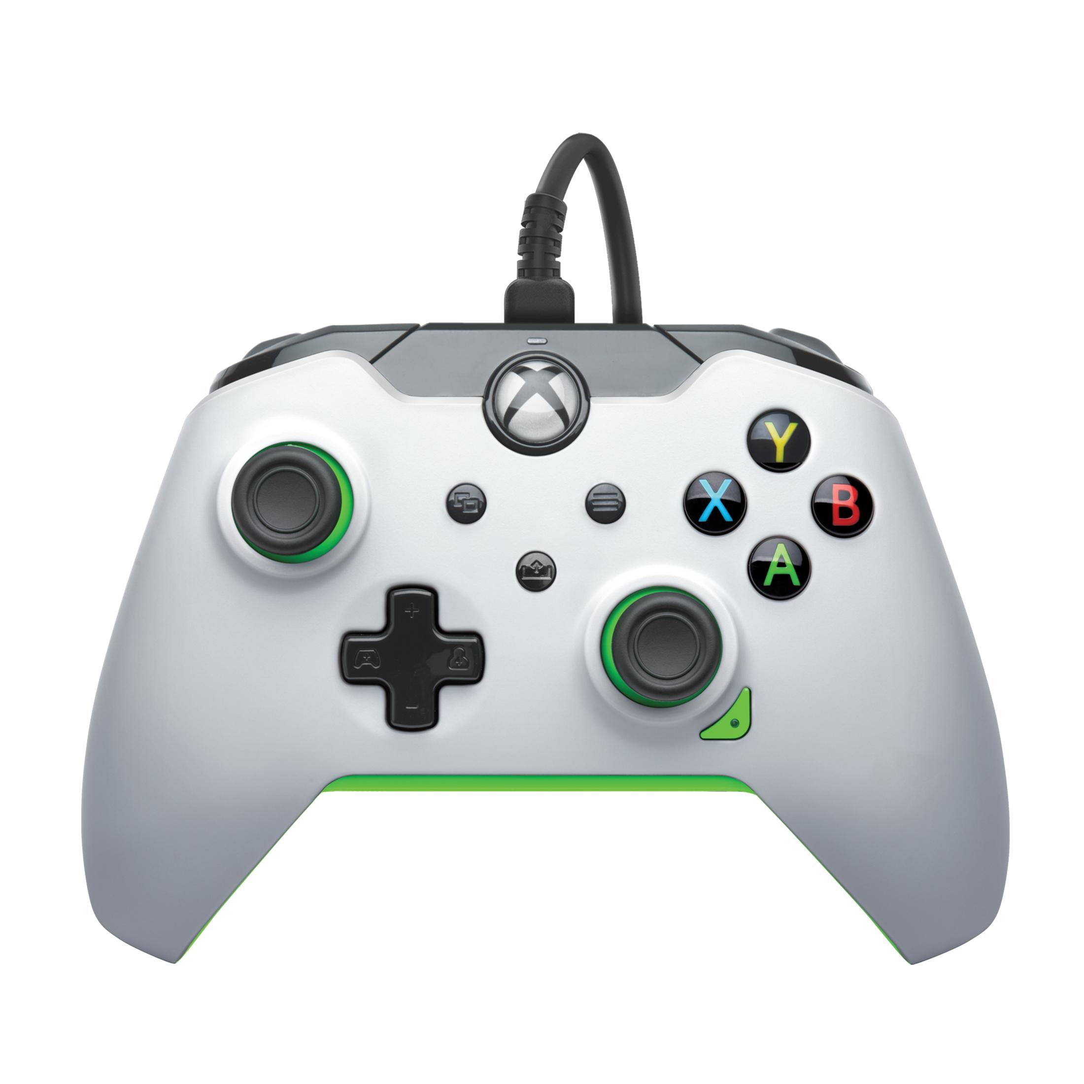 Manette Xbox blanche avec des accents verts. Les boutons sont Y, X, A, B et une croix directionnelle. Câble noir.