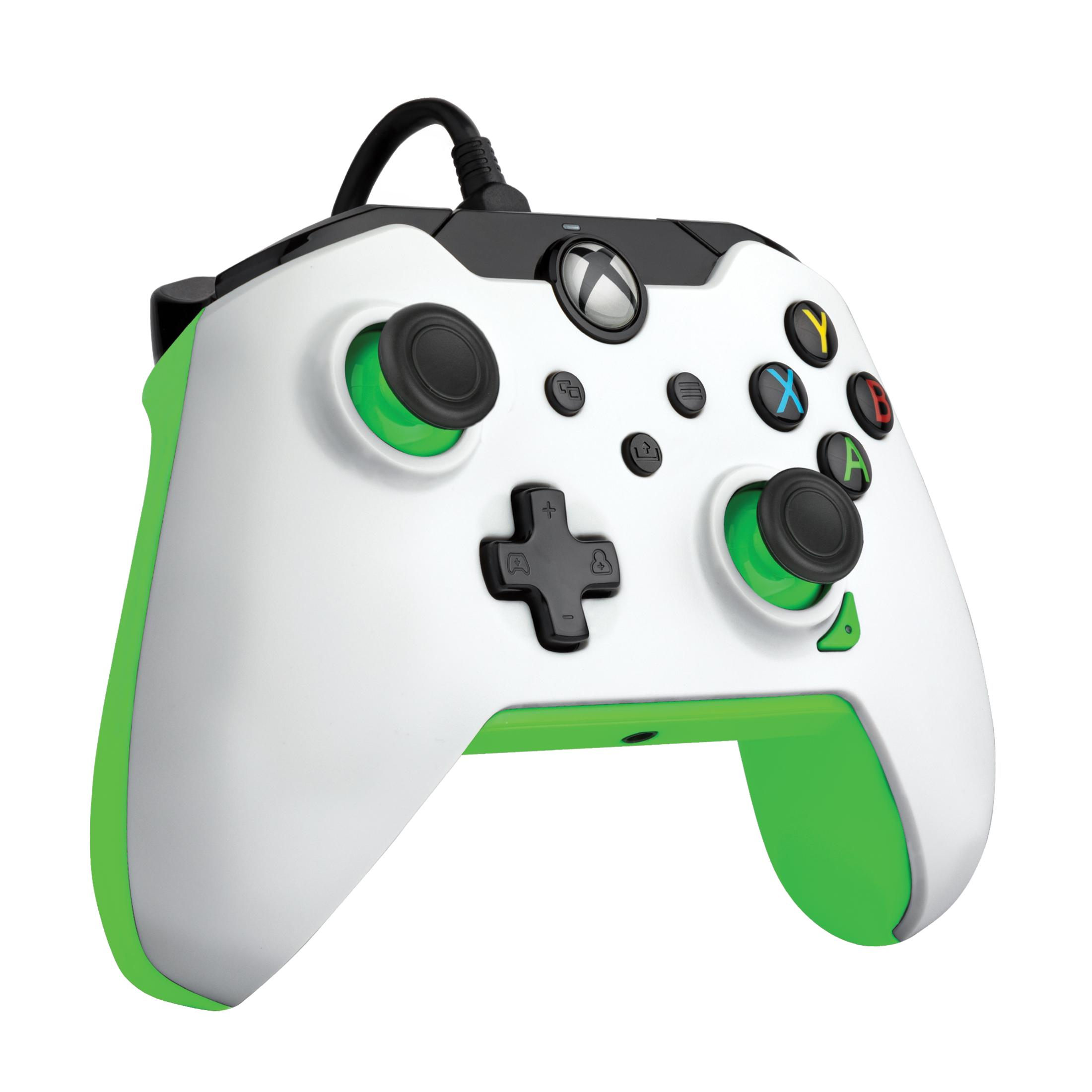 Manette Xbox blanche et verte avec boutons noirs et câble connecté.
