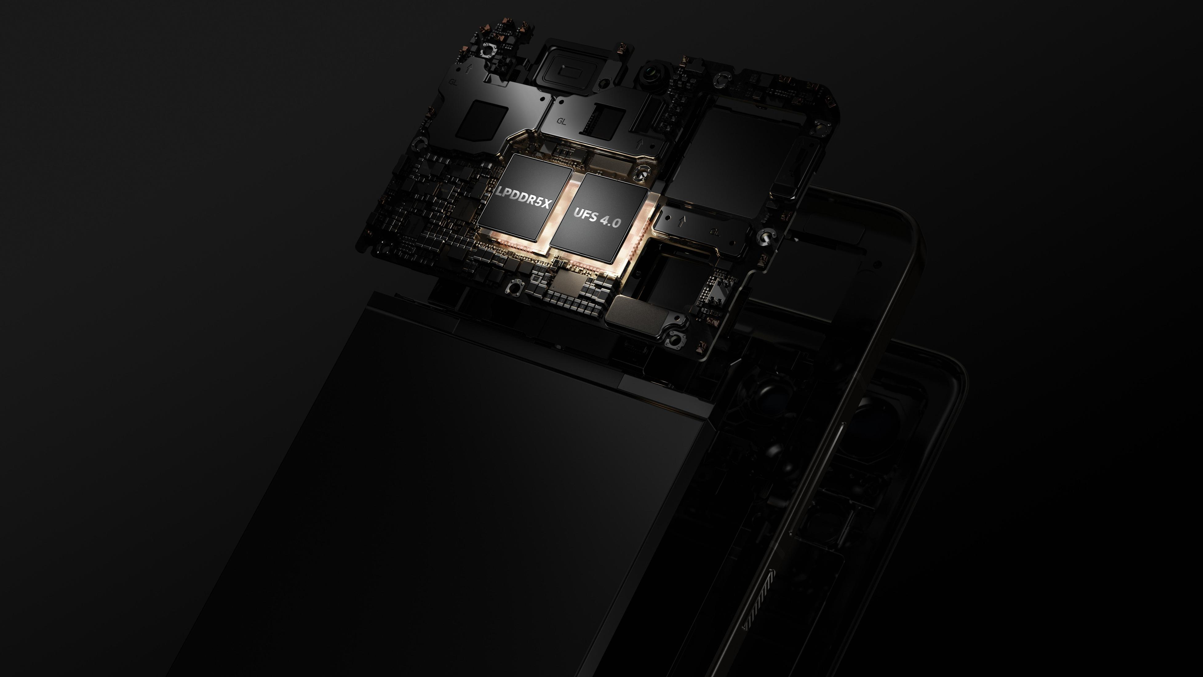 Widok rozstrzelony komponentów wewnętrznych smartfona. Komponenty są ułożone warstwami.