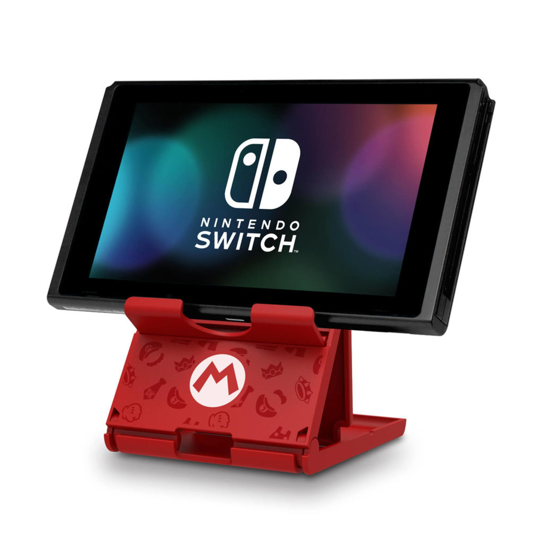 Una Nintendo Switch sobre un soporte rojo con temática de Mario, mostrando una pantalla de juego.
