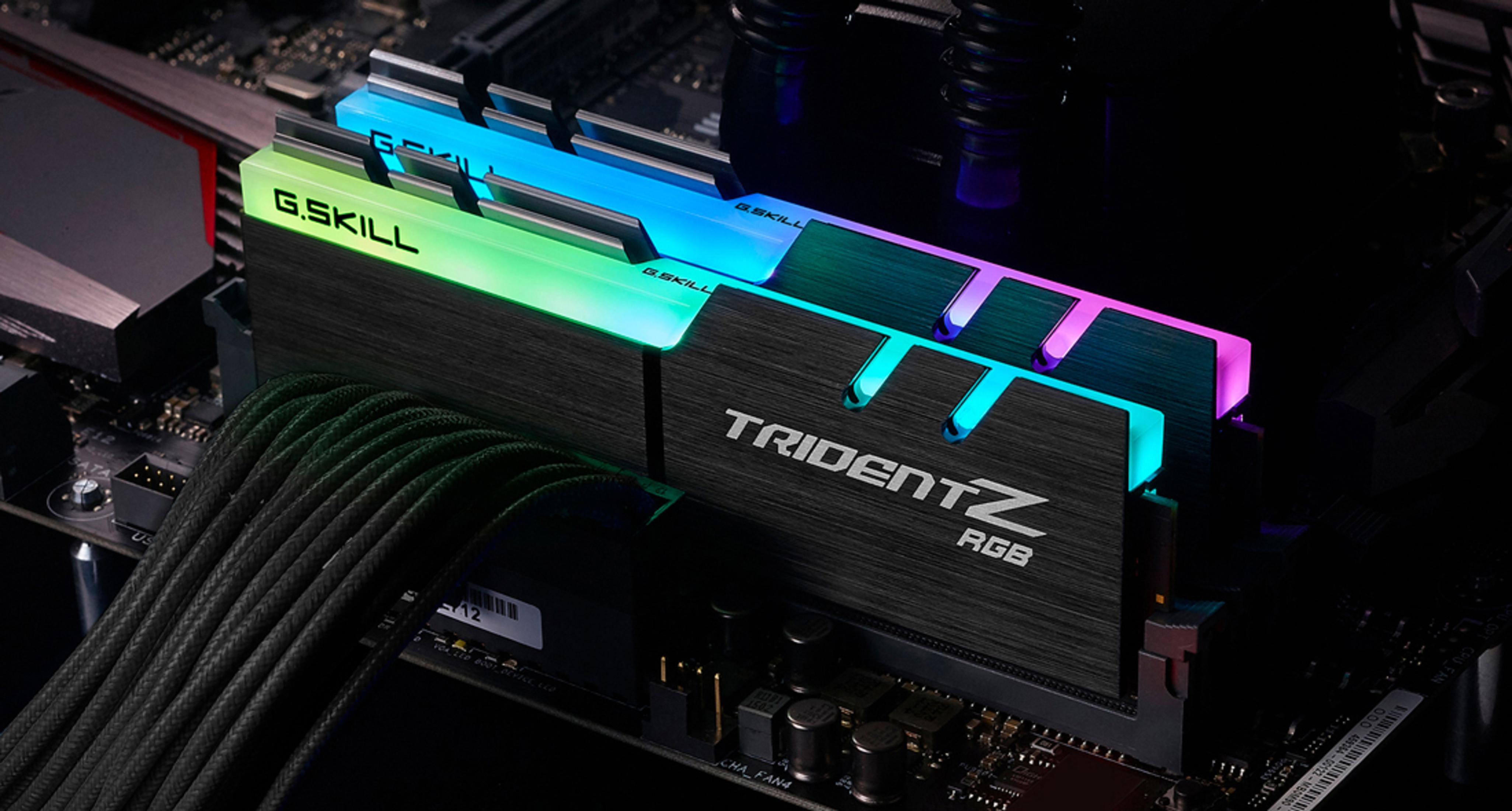 Dwa moduły RAM G.Skill Trident Z RGB zainstalowane na płycie głównej. Świecą się.