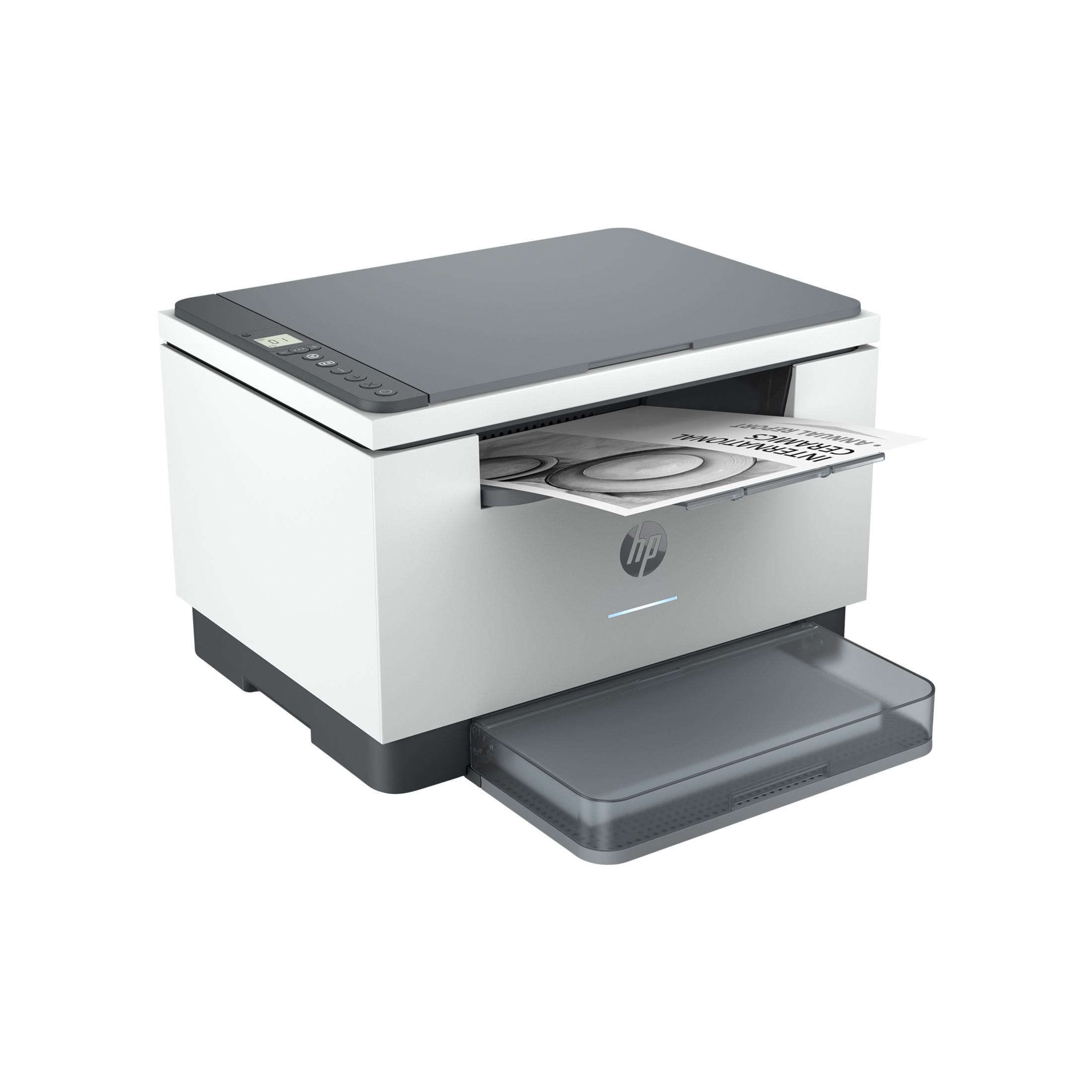 Biało-szara drukarka z wychodzącym papierem. Znajduje się na białej powierzchni.