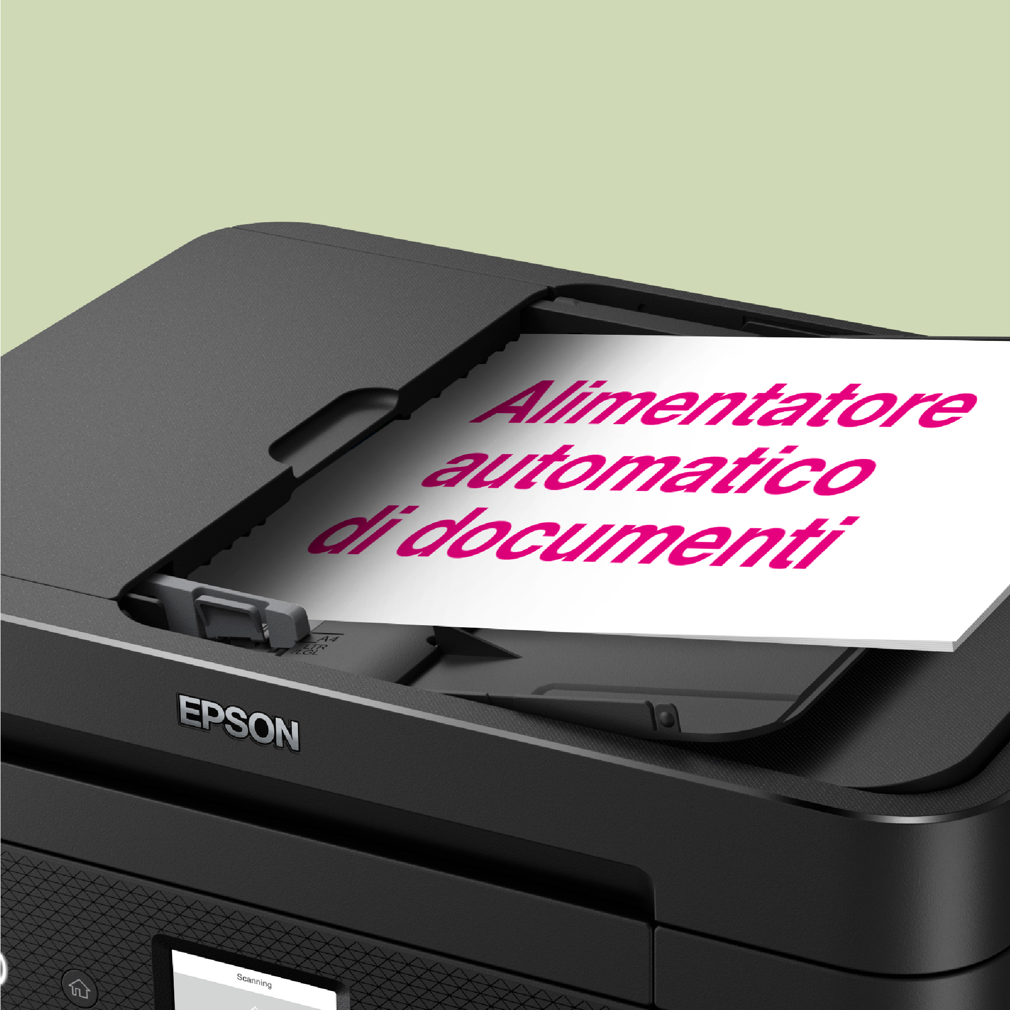 Stampante che scansiona un documento. Testo in italiano. Stampante nera.