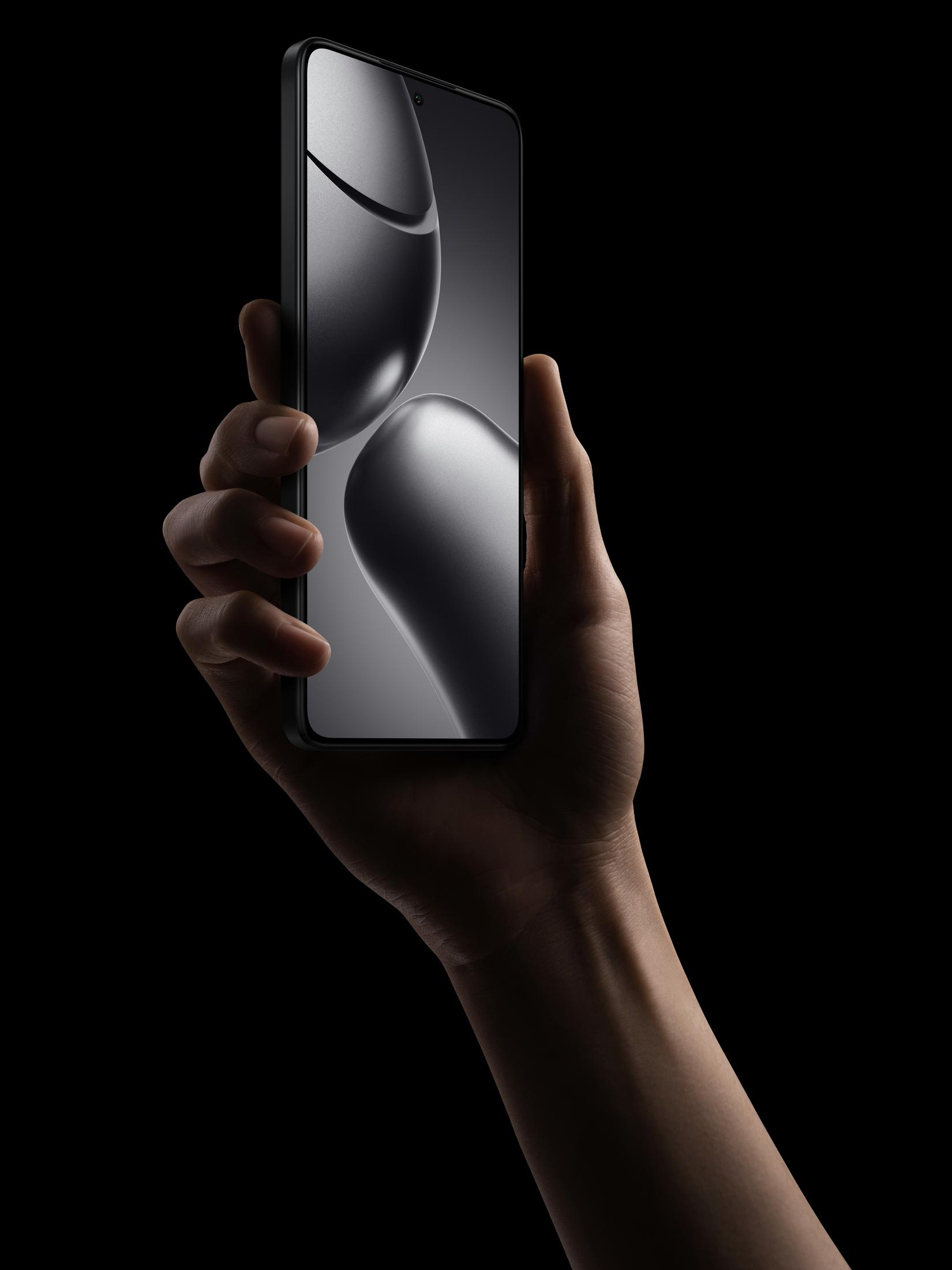 Dłoń trzymająca telefon z zakrzywionym ekranem.