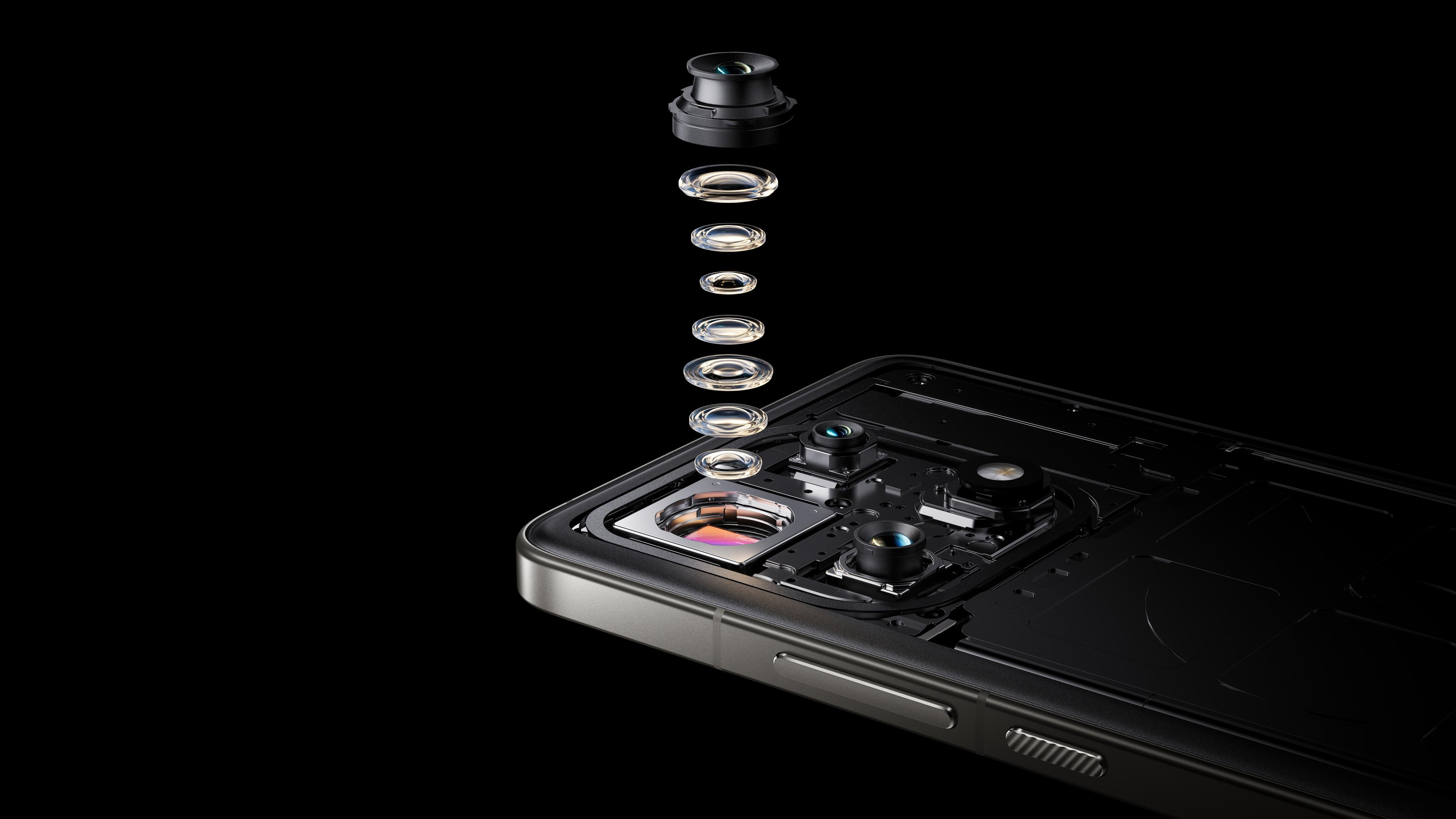 Obiektywy aparatu w telefonie komórkowym zdemontowane. Obiektywy są ułożone nad ramą aparatu.