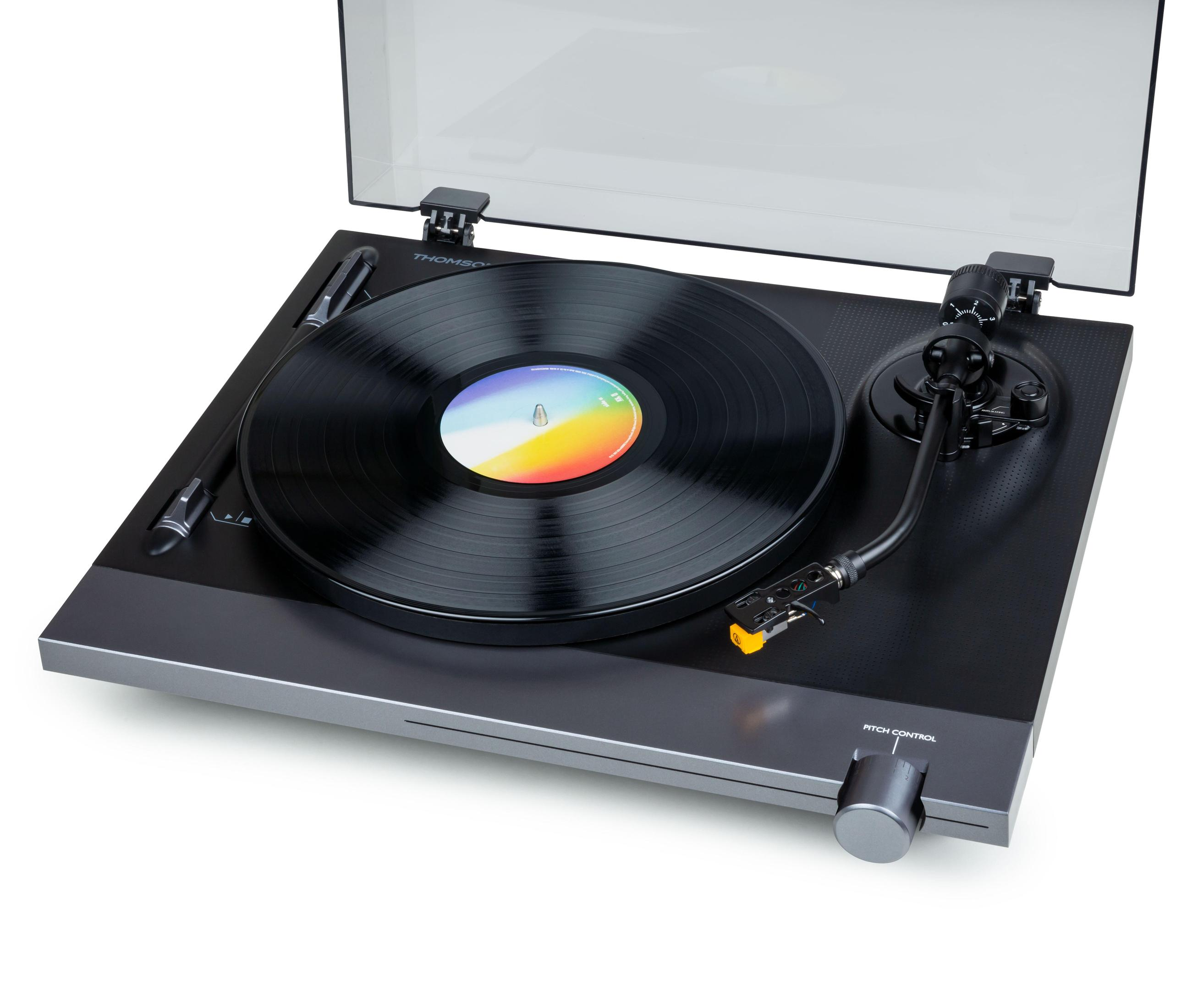 Czarny gramofon z płytą winylową na wierzchu. Ma srebrną podstawę, a przezroczysta pokrywa jest otwarta.