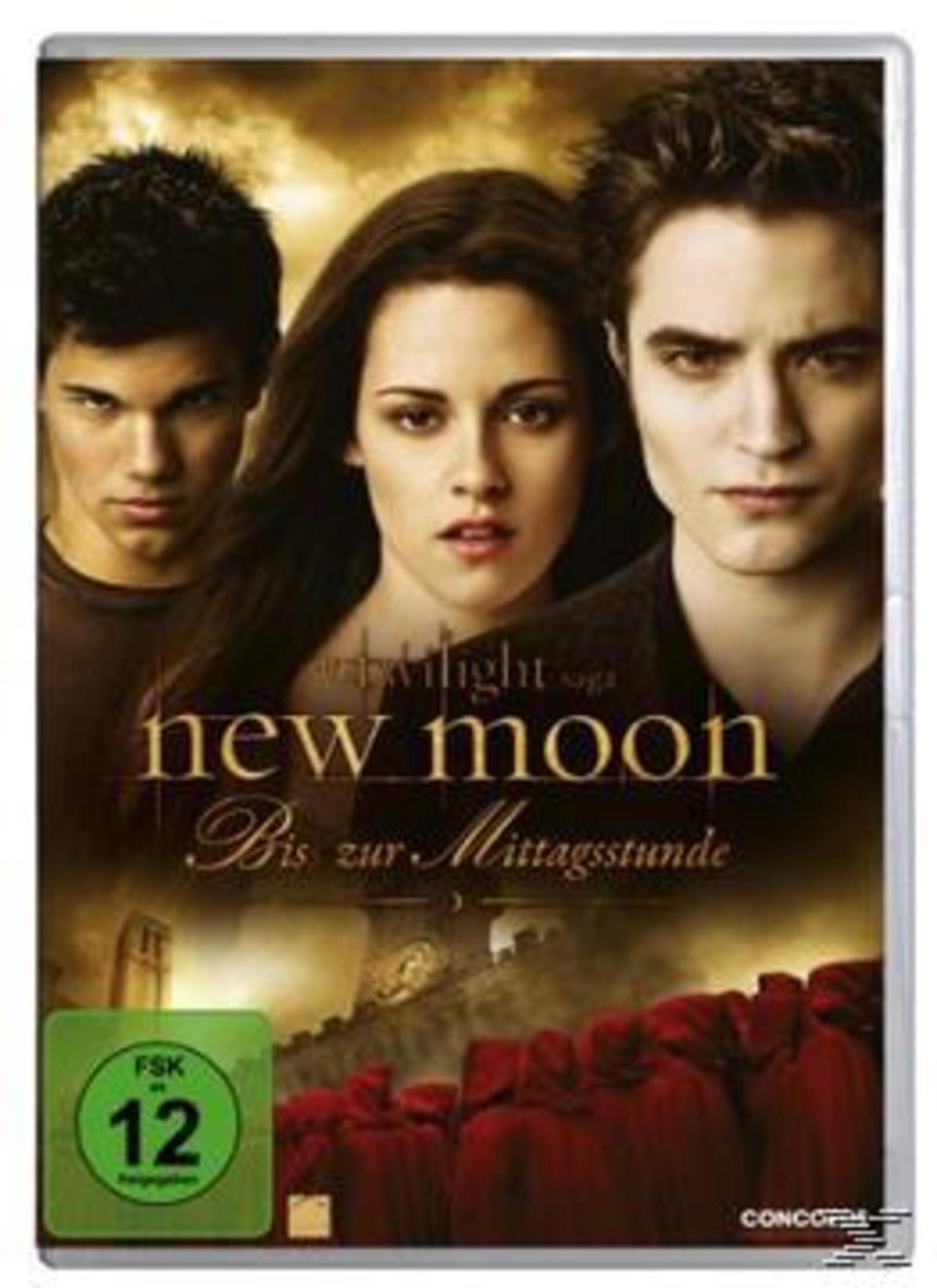 DVD-Cover: Twilight Saga: New Moon. Drei Schauspieler, eine mittelalterliche Szene und Text. Grüner FSK 12-Aufkleber.