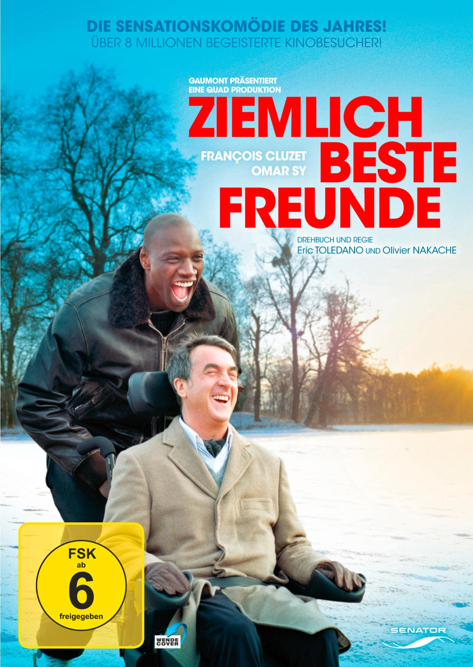 Filmposter. Zwei Männer lächeln. Einer sitzt im Rollstuhl. Schnee liegt auf dem Boden. Blauer Himmel im Hintergrund.