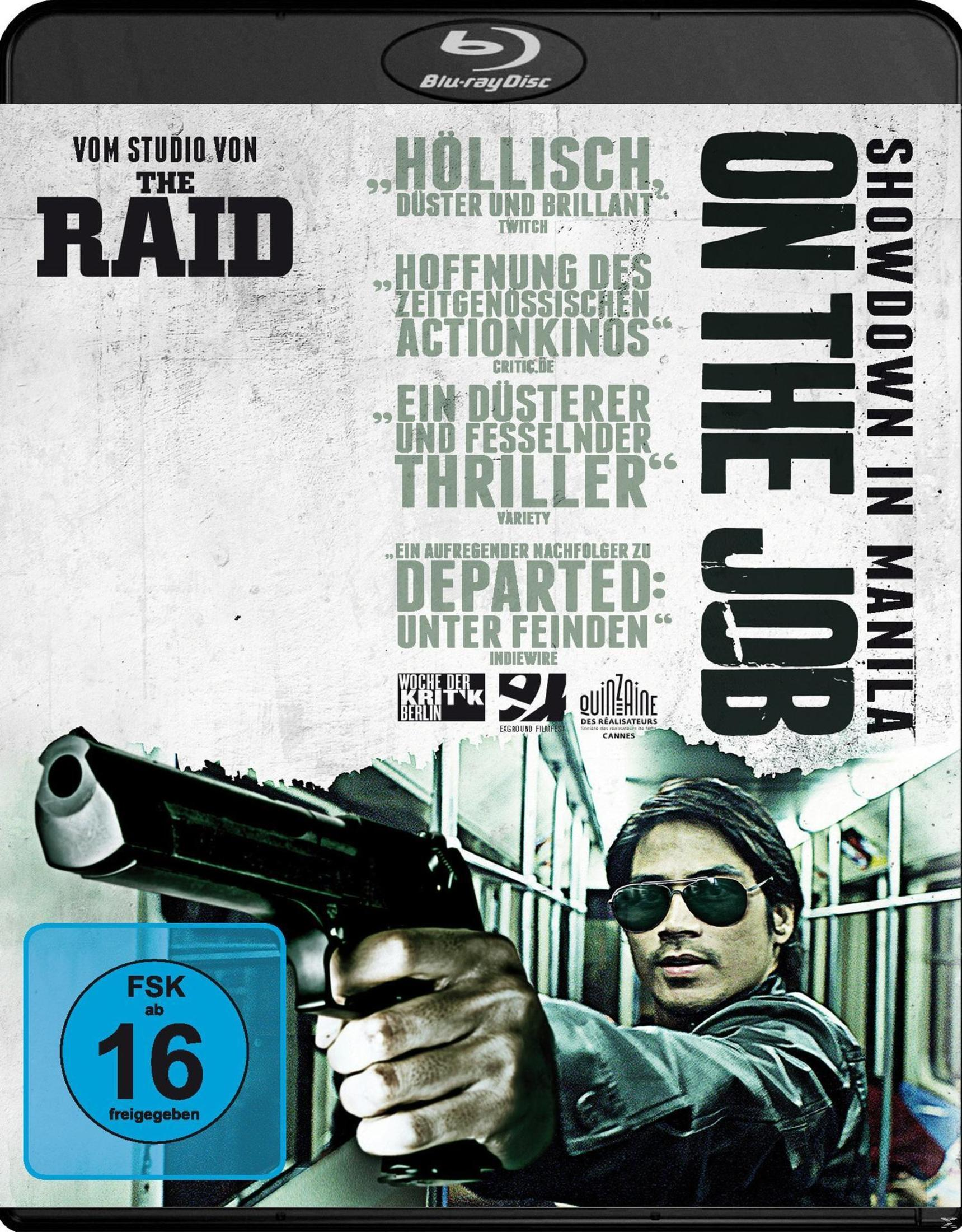 Filmcover mit einem Mann, der eine Waffe hält, und Text über den Film.