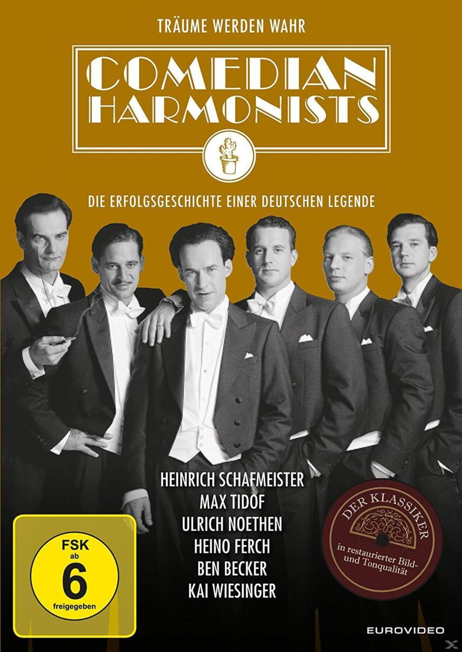 Filmplakat für Comedian Harmonists mit sechs Männern in Frack und Fliege vor gelbem Hintergrund.