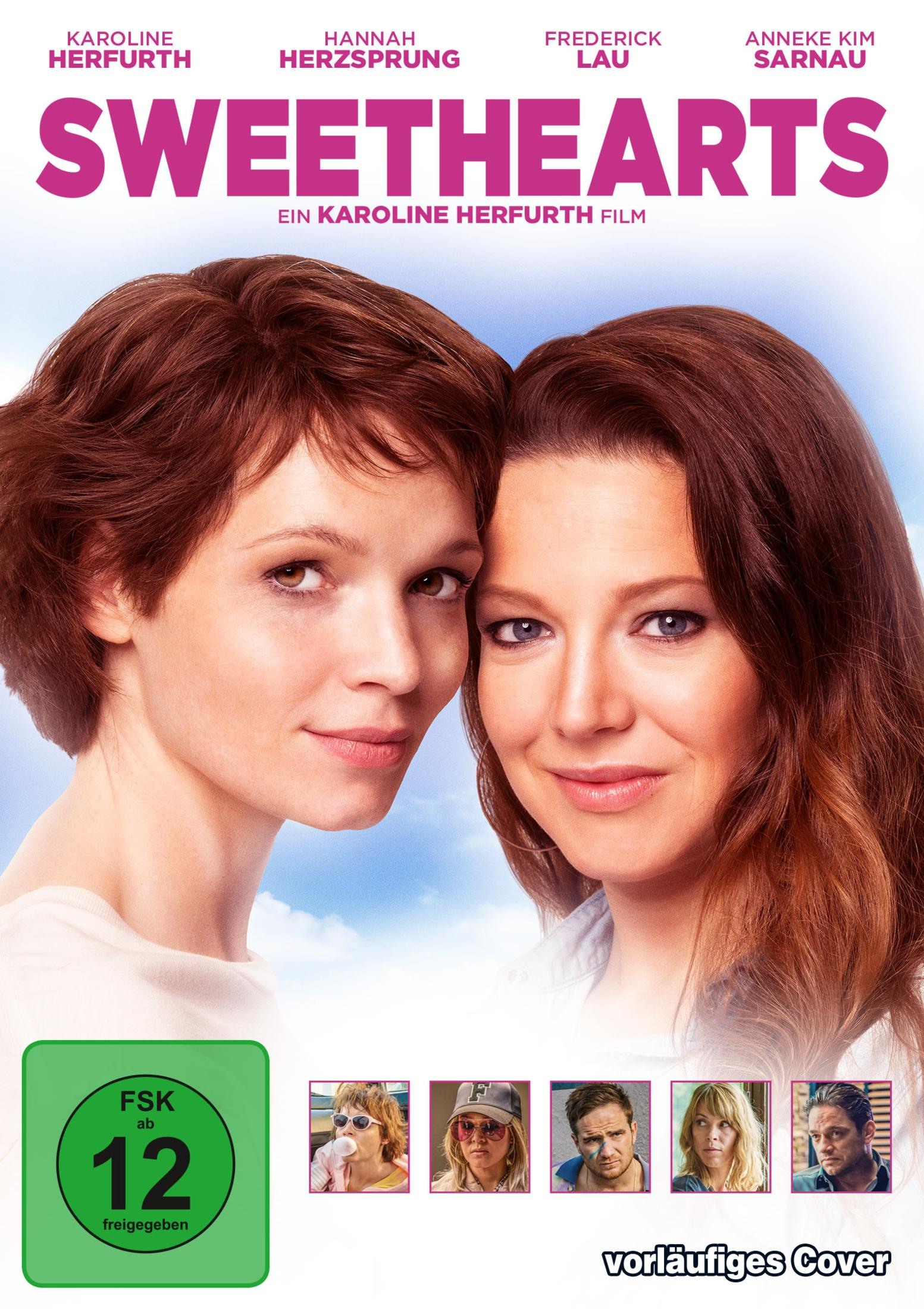 Filmplakat für Sweethearts mit zwei Frauen im Vordergrund, darunter fünf kleine Szenenbilder und eine FSK-12-Kennzeichnung.