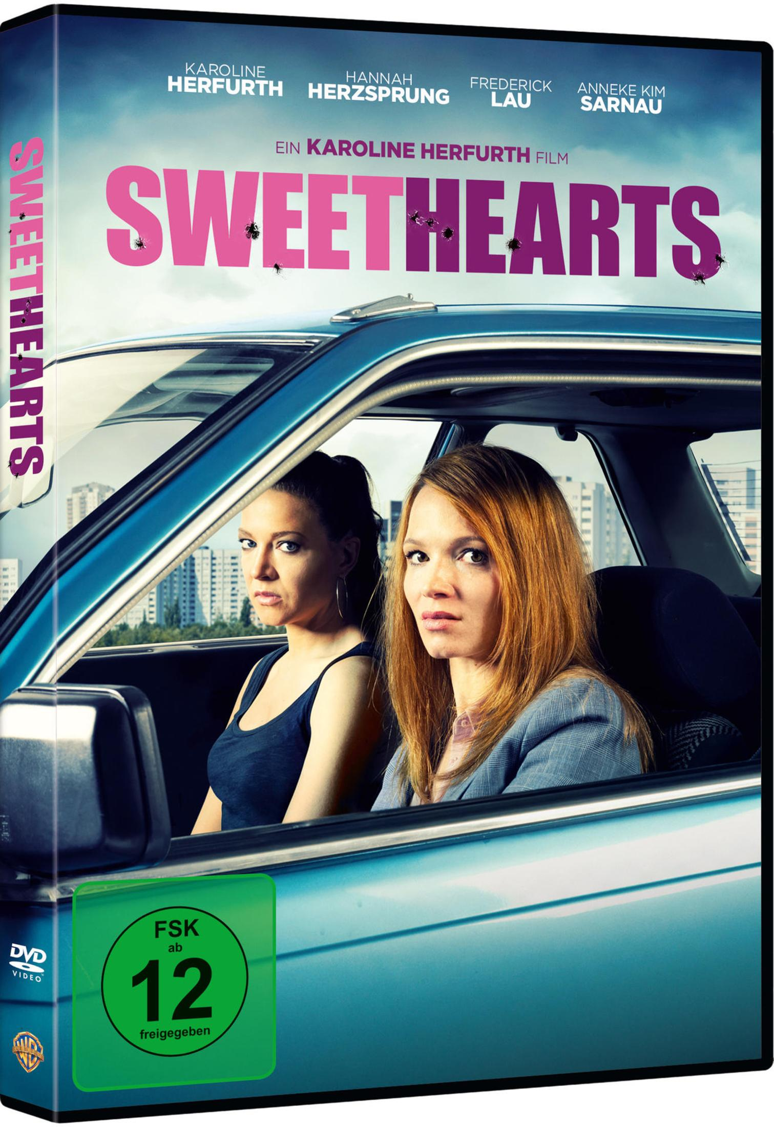 DVD-Cover des Films Sweethearts mit zwei Frauen, die in einem blauen Auto sitzen vor einer Stadtkulisse.