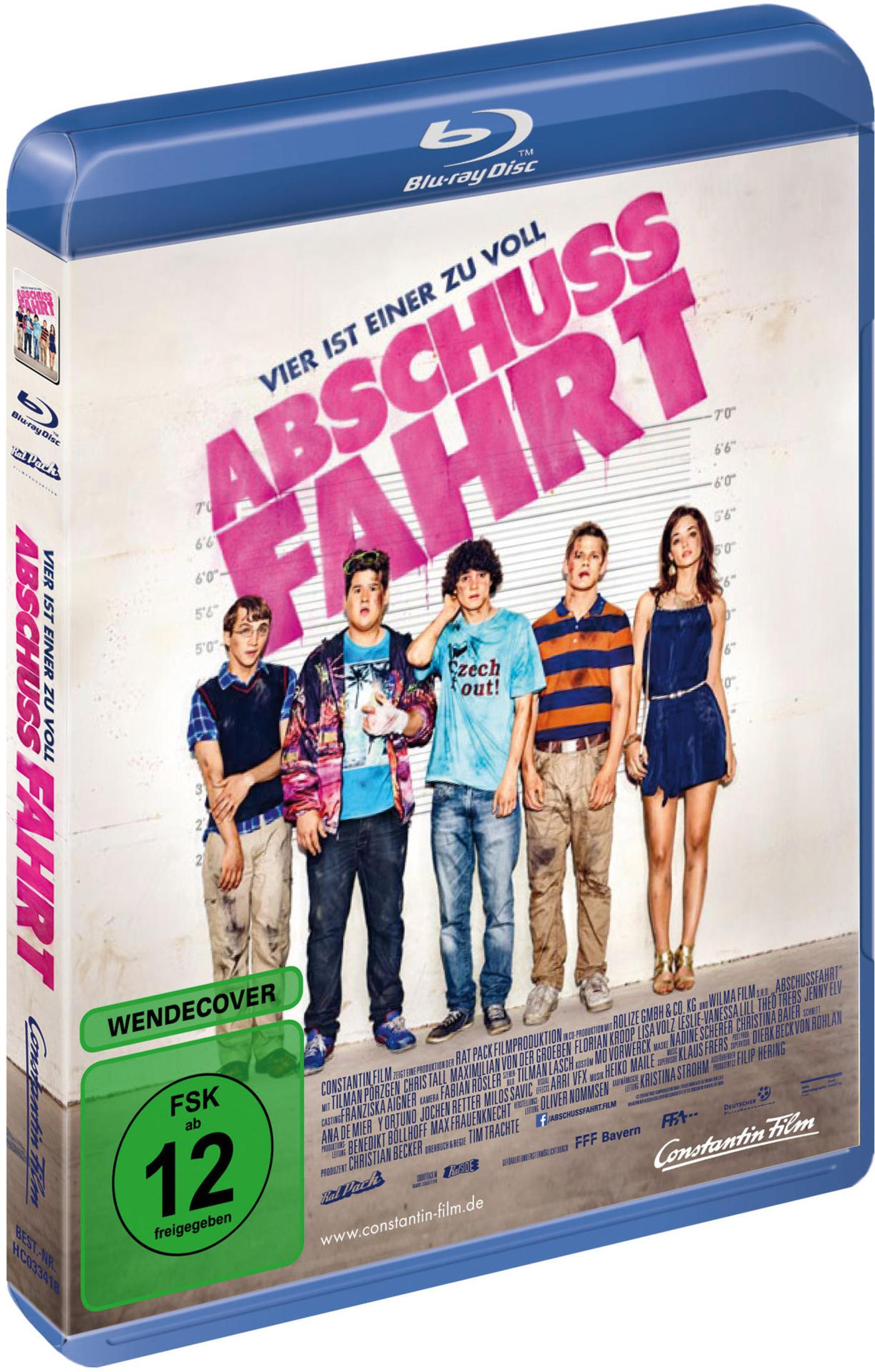 Filmcover mit fünf jungen Leuten. Der Titel ist Abschussfahrt. Sie stehen vor einer Wand.