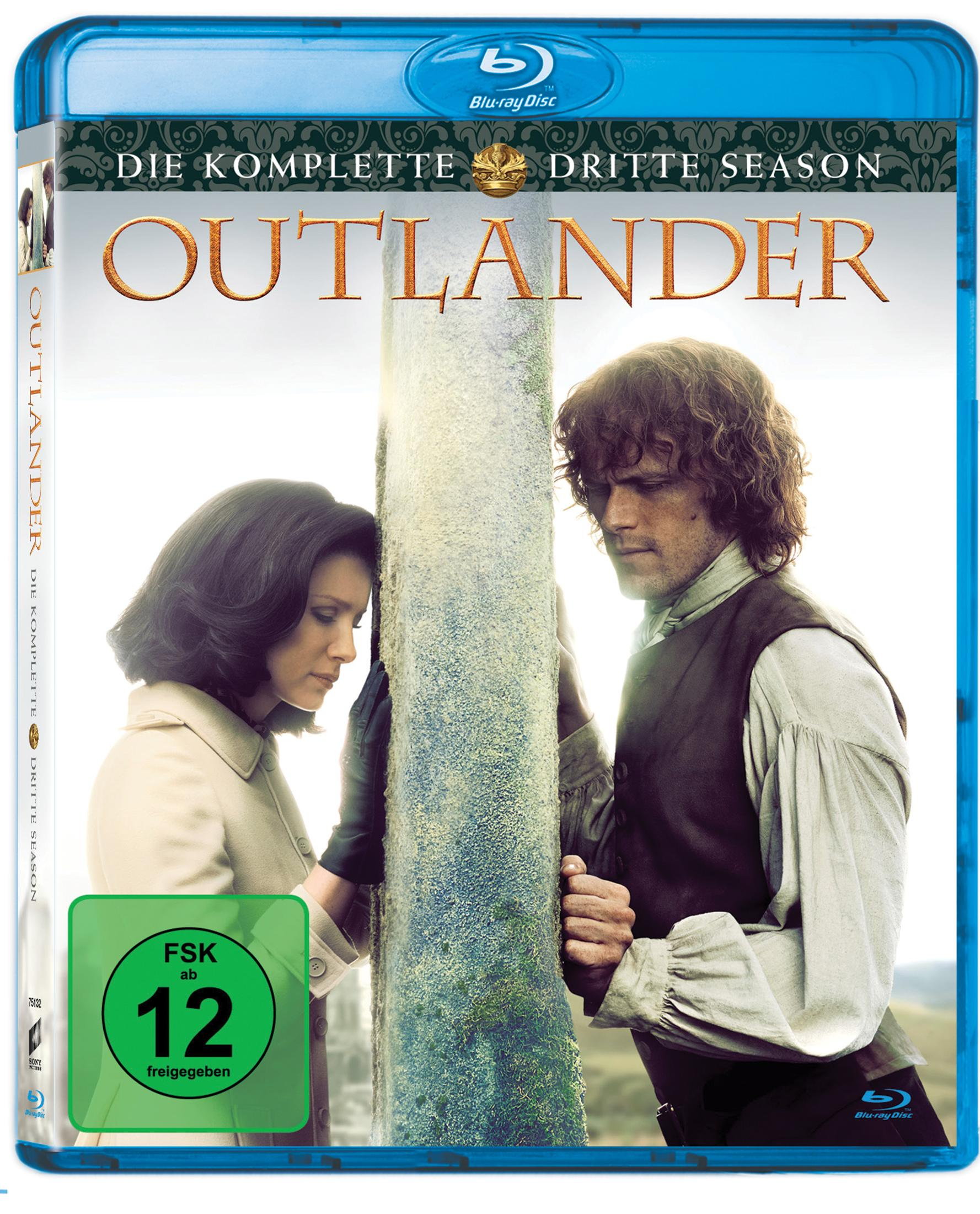 DVD-Cover: Mann und Frau lehnen sich an eine Säule. Titel: Outlander. Grüner Bewertungsaufkleber.
