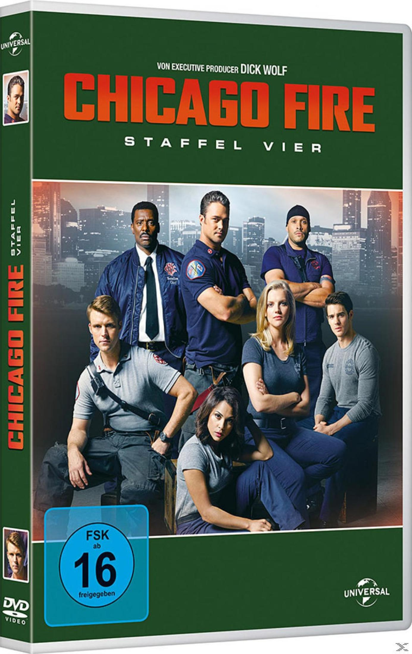 DVD-Cover von Chicago Fire Staffel Vier mit sieben Feuerwehrleuten vor einer Skyline bei Sonnenuntergang.