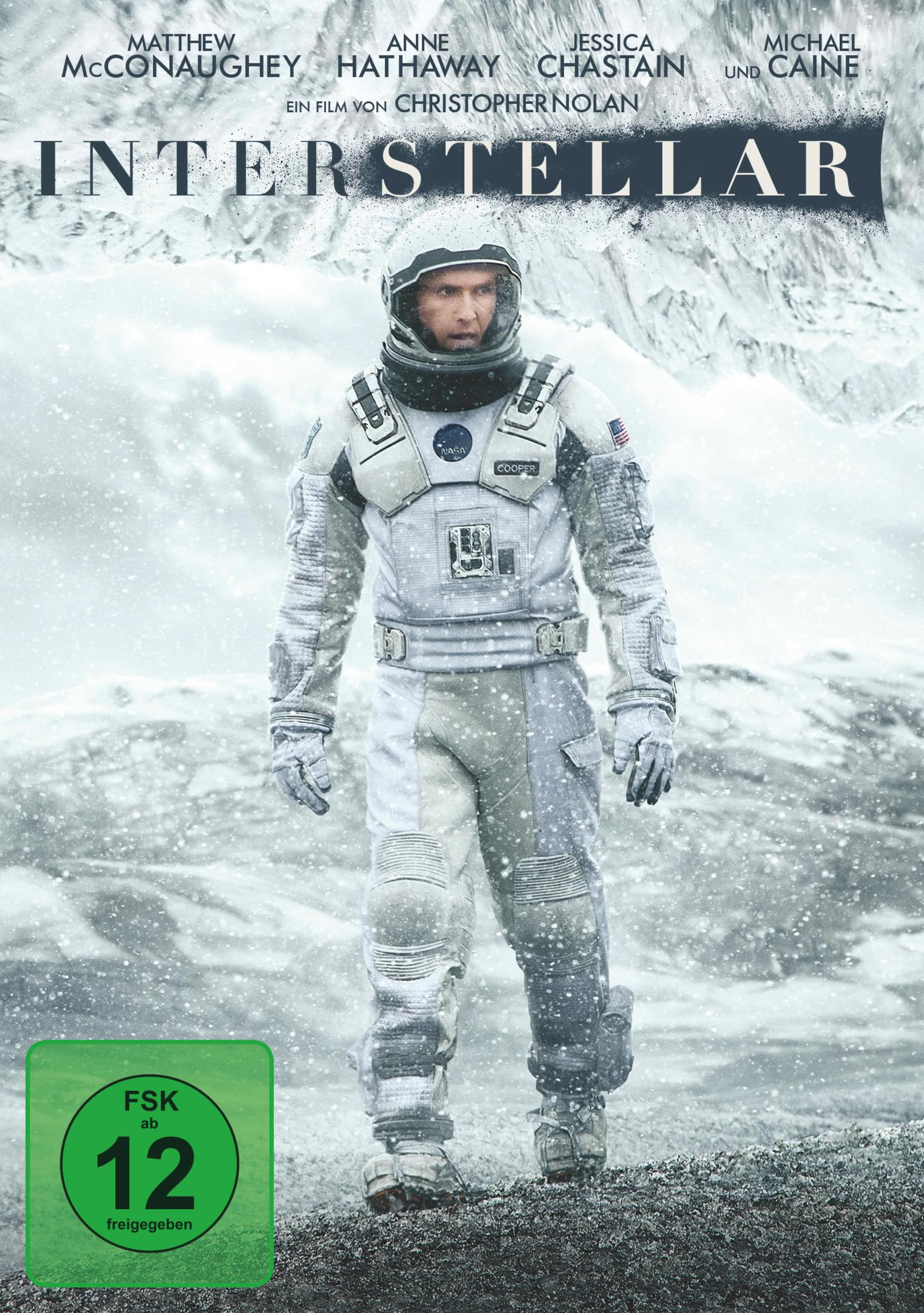 Ein Astronaut in weißem Raumanzug steht in einer eisigen Schneelandschaft.