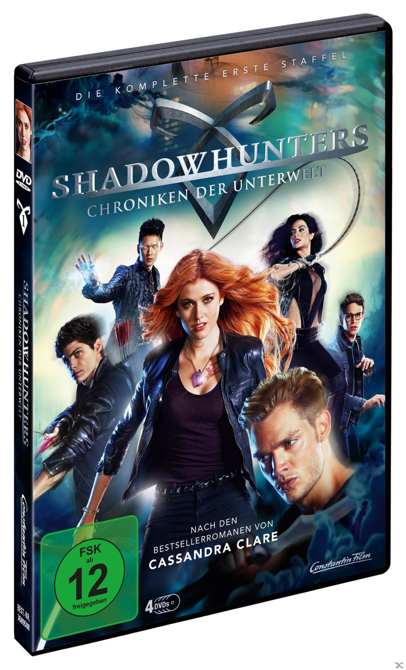 DVD-Cover von Shadowhunters, die komplette erste Staffel, mit Charakteren vor einem blaugrünen Hintergrund.