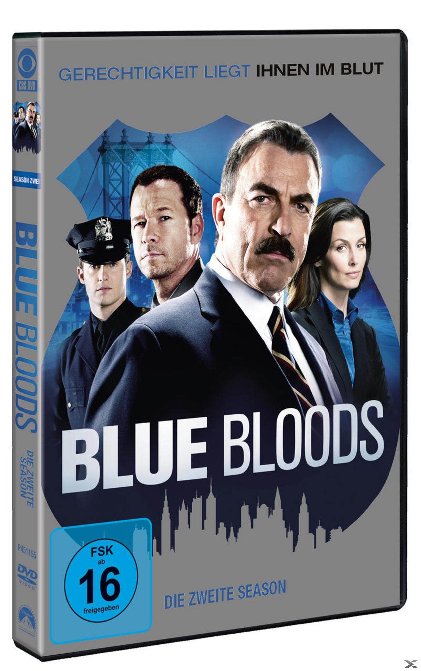 DVD-Cover von Blue Bloods Staffel 2 mit vier Hauptdarstellern vor einer Skyline.