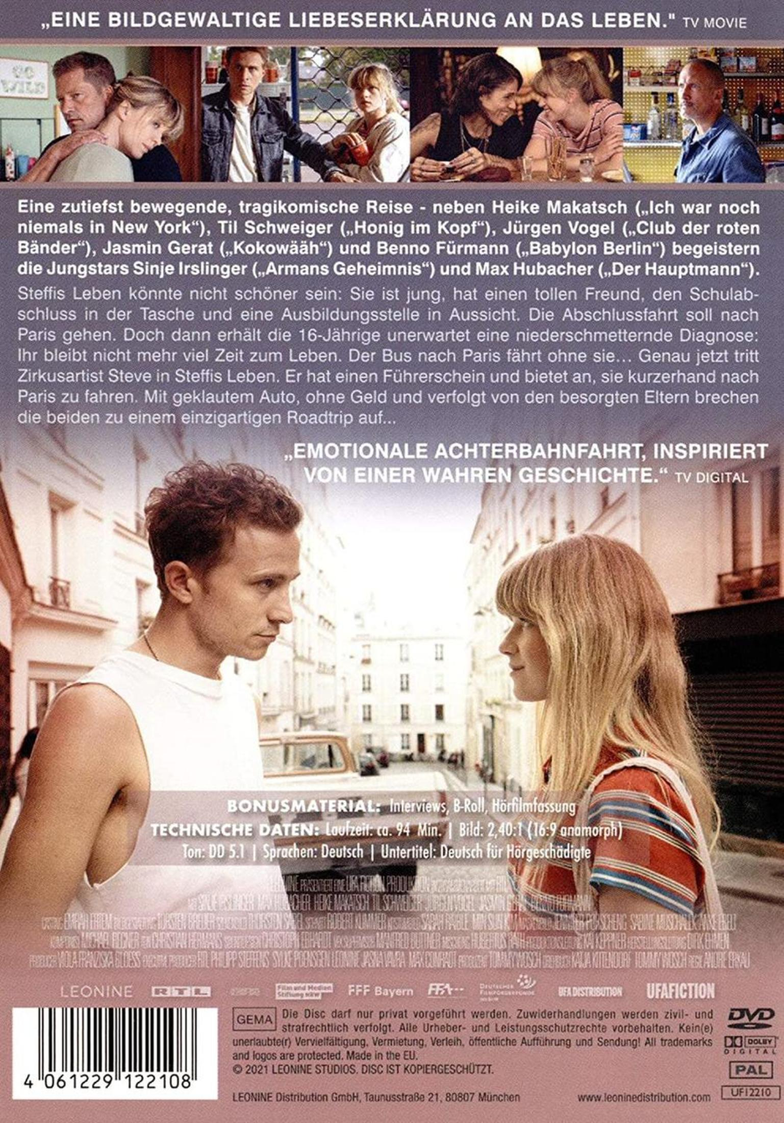 Filmcover mit Text, Szenenbildern oben und zwei jungen Menschen im Vordergrund vor einer Straßendekoration.