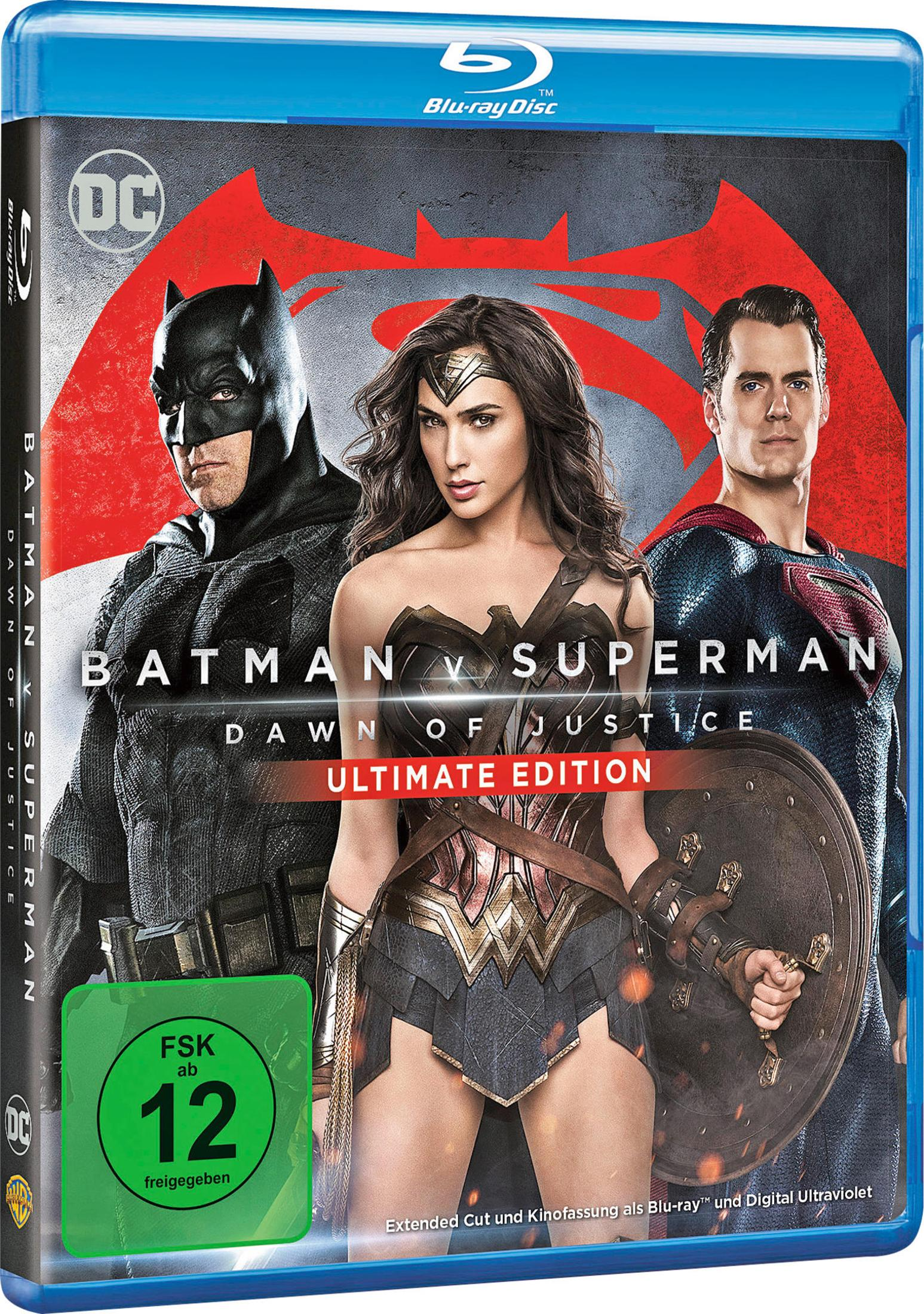 Batman, Wonder Woman und Superman posieren vor einem roten Logo.