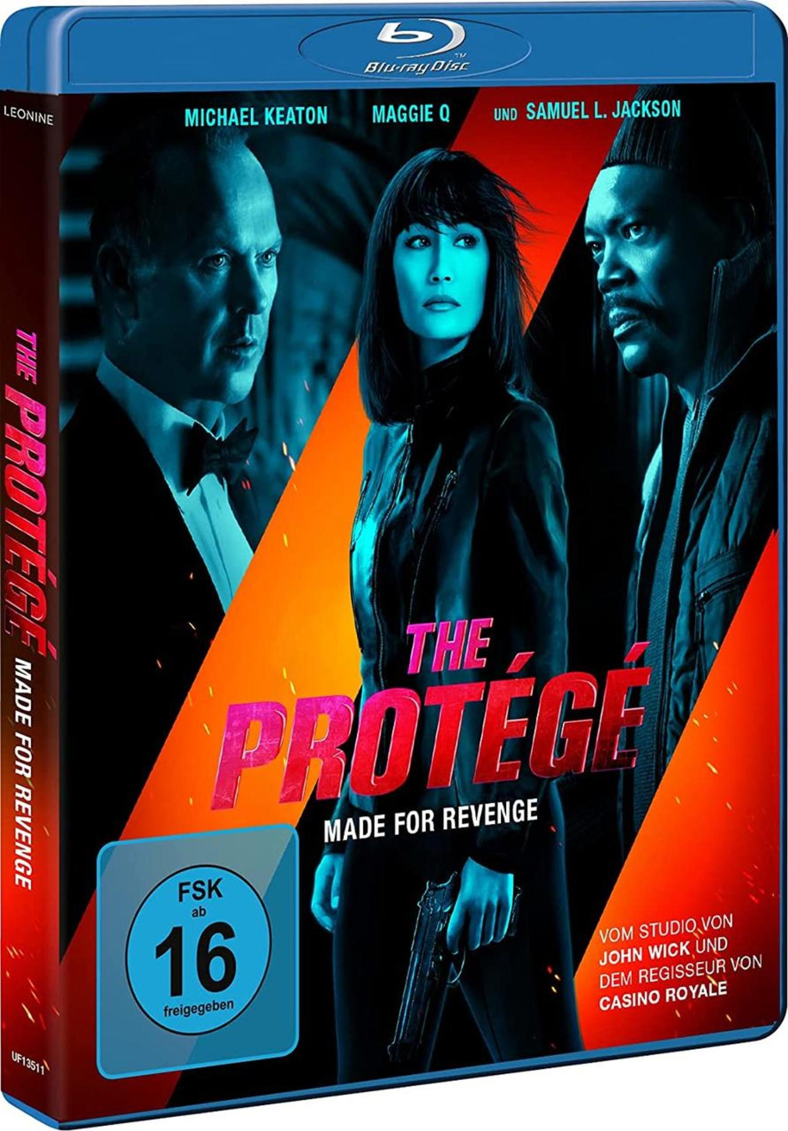 Blu-ray Cover von "The Protégé" mit Michael Keaton, Maggie Q und Samuel L. Jackson vor rotem und blauem Hintergrund.