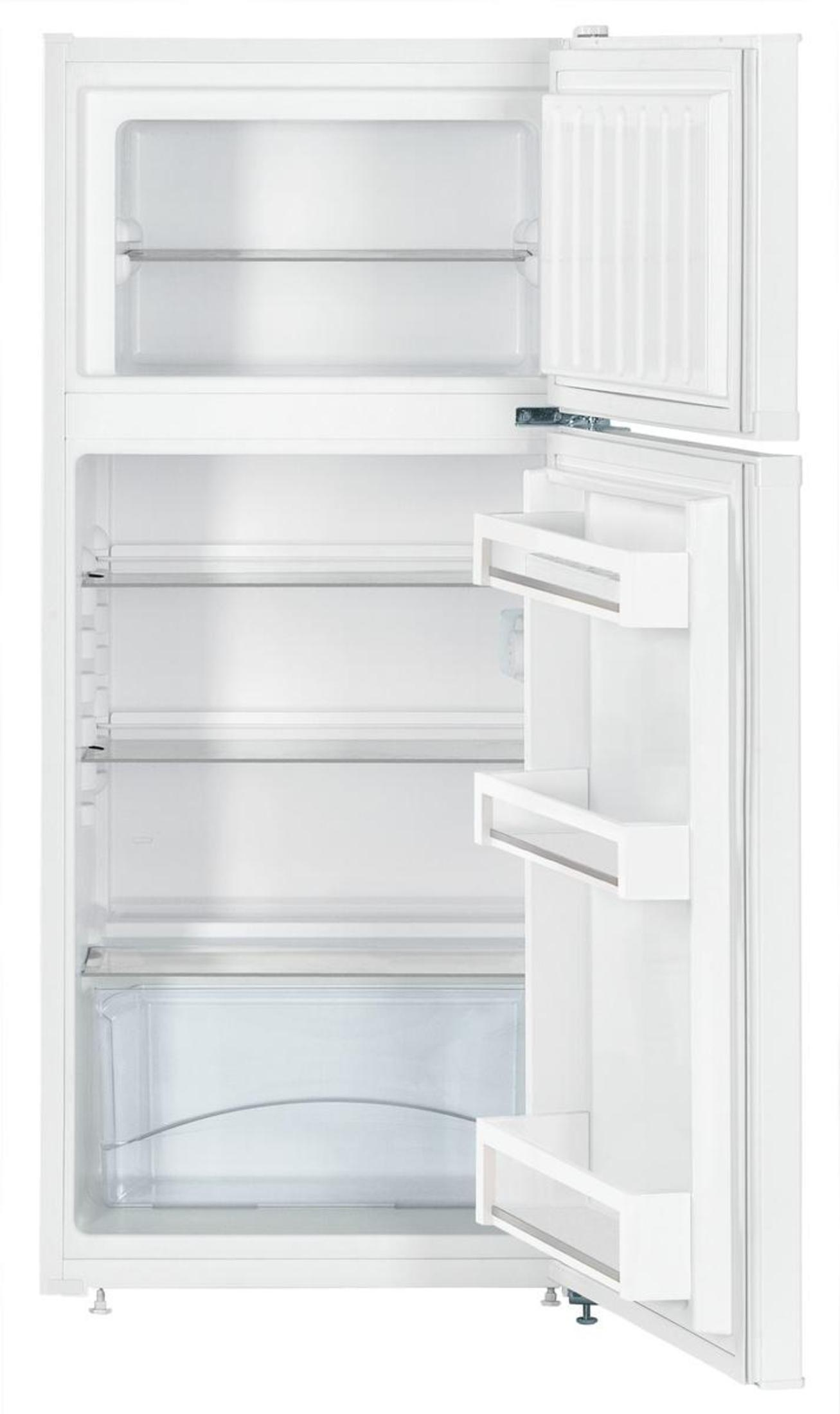Refrigerador blanco, abierto. Estantes interiores, cajones visibles.