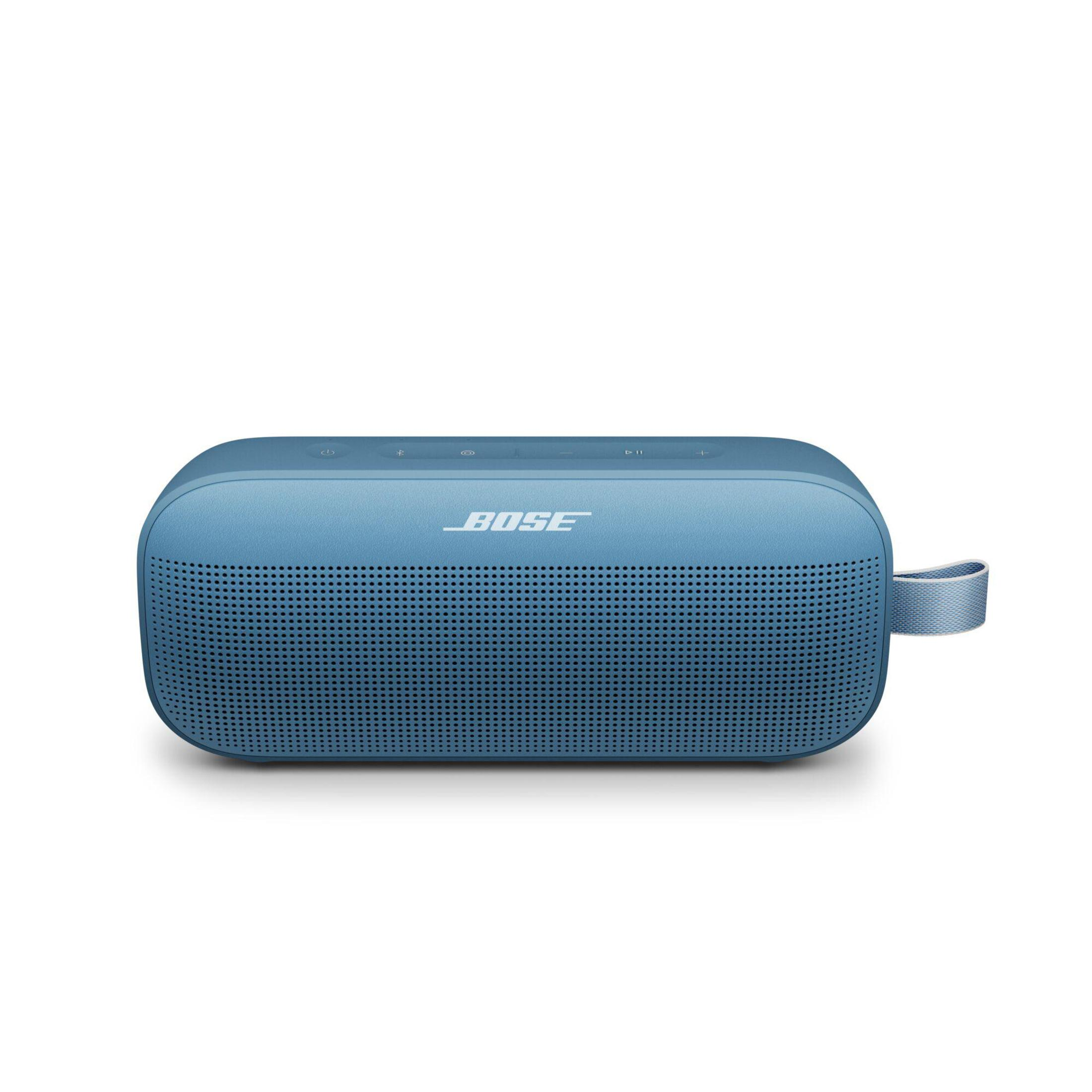 Altavoz Bose azul con asa, fondo blanco limpio.
