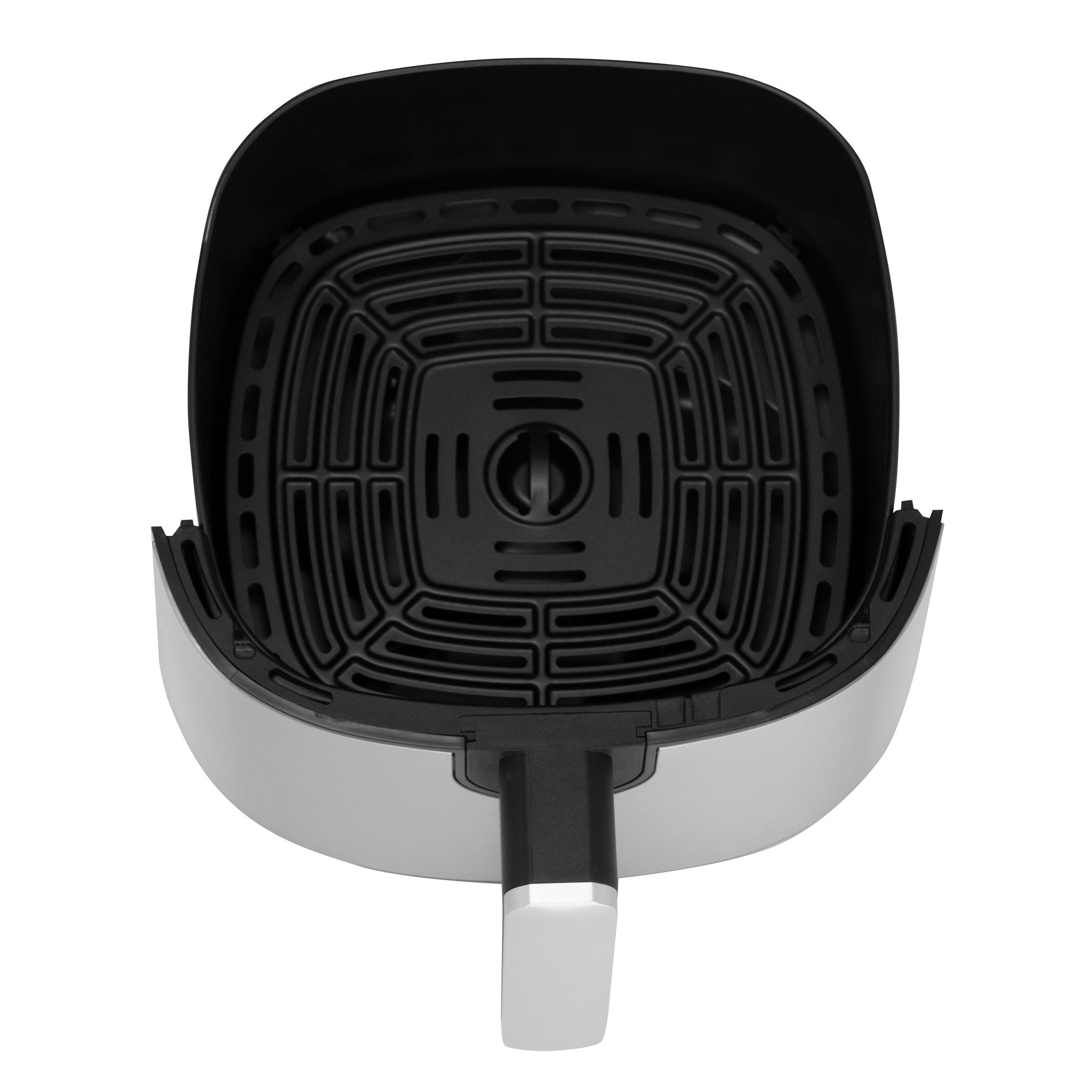 Otwarta frytownica powietrzna z czarnym koszem w szarej obudowie, widok z góry. Na białym tle.