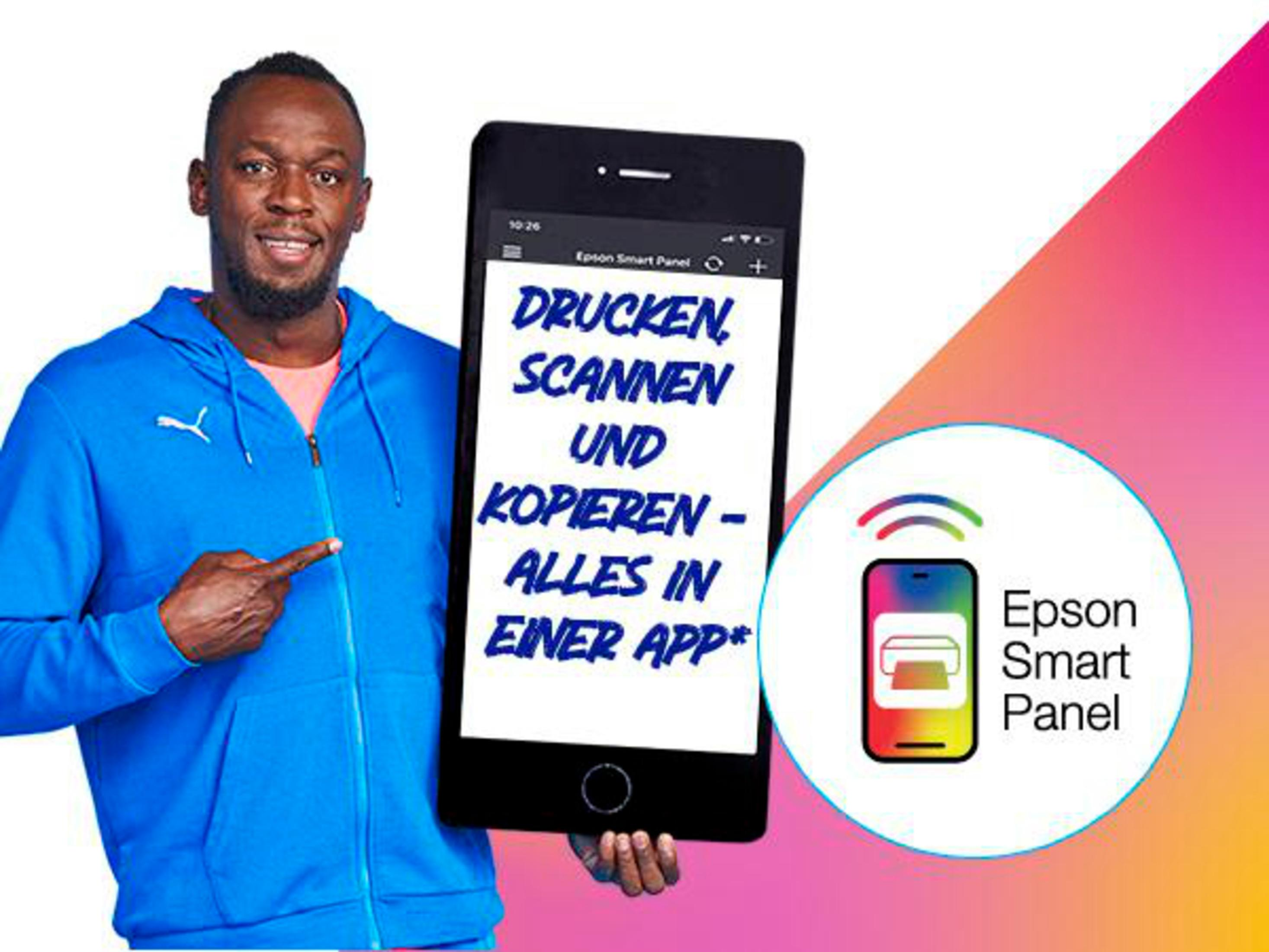 Mężczyzna trzyma smartfon z ekranem aplikacji. Tekst: Drukuj, Skanuj, Kopiuj - Wszystko w jednej aplikacji. Logo Epson Smart Panel.